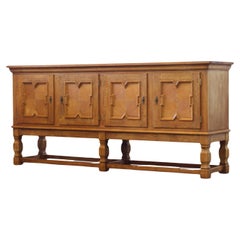 Niedriges Sideboard aus der Mitte des Jahrhunderts, Schrank aus Eiche im Stil von Henning Kjærnulf, 1960