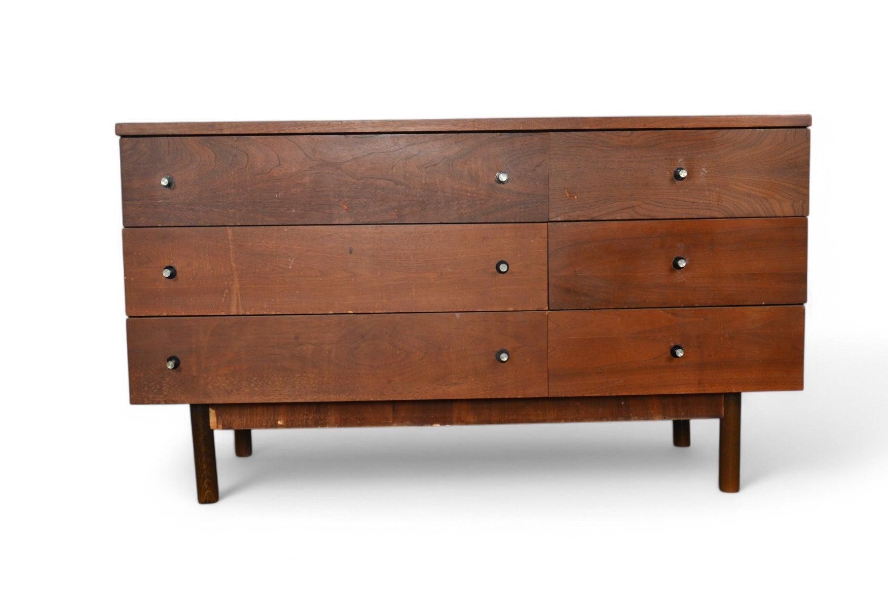 Origine: USA
Progettista: Sconosciuto
Produttore: Stanley Furniture
Epoca: anni '60
Materiali: Noce, Laminato (piano)
Misure: 52