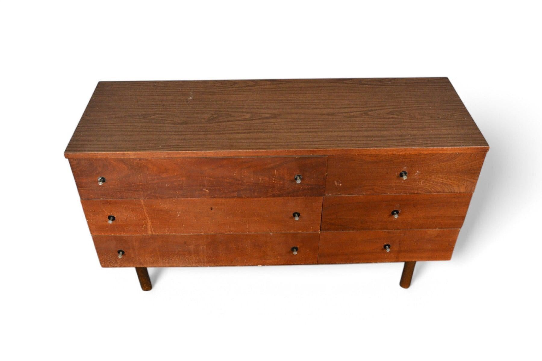 Mid-Century moderno Mid Century Low a sei cassetti in noce di Stanley in vendita