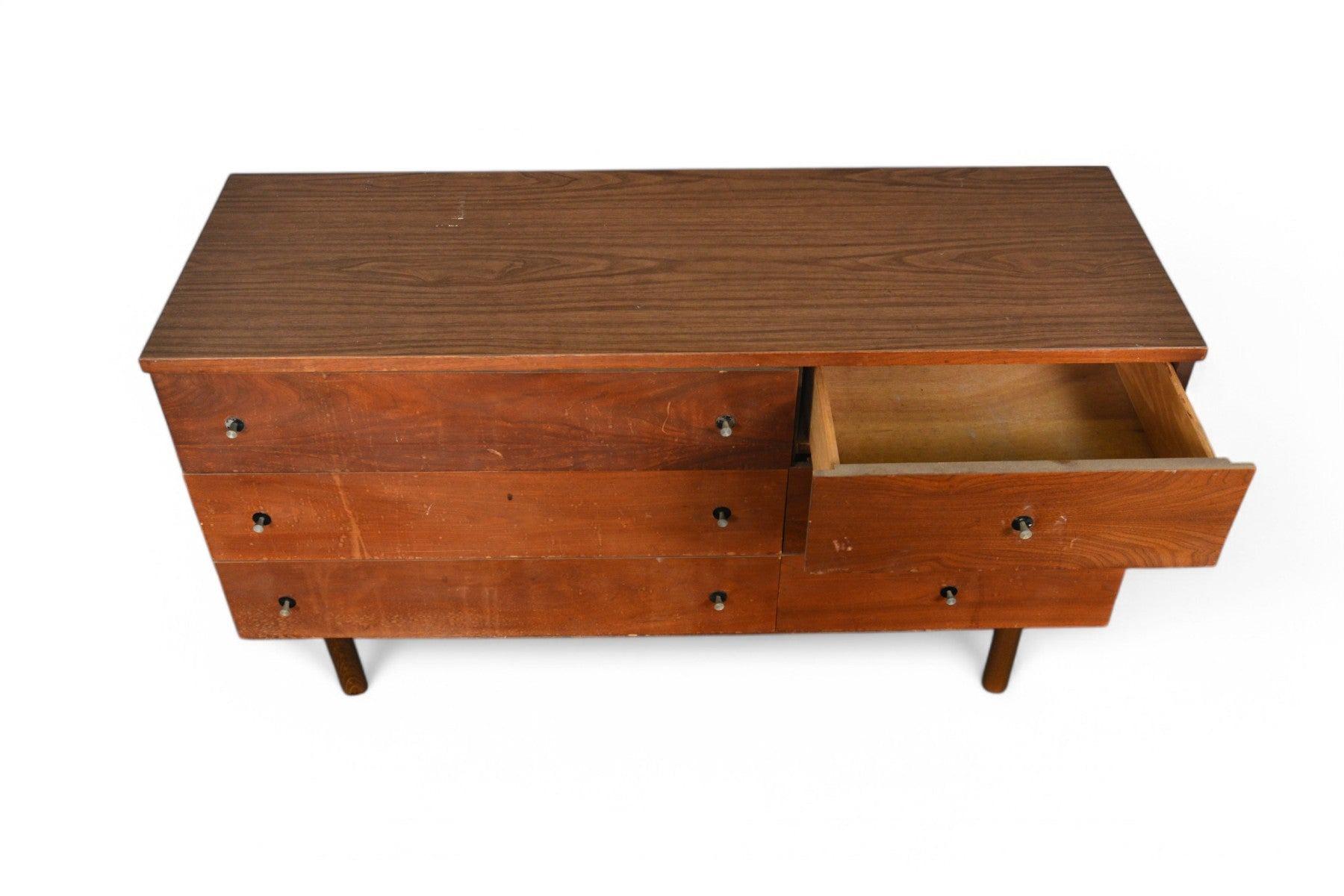 Americano Mid Century Low a sei cassetti in noce di Stanley in vendita