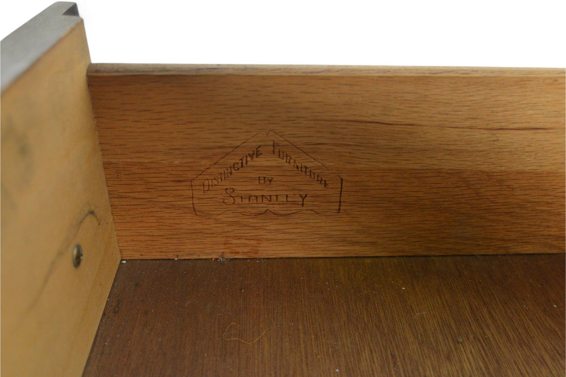 Laminato Mid Century Low a sei cassetti in noce di Stanley in vendita