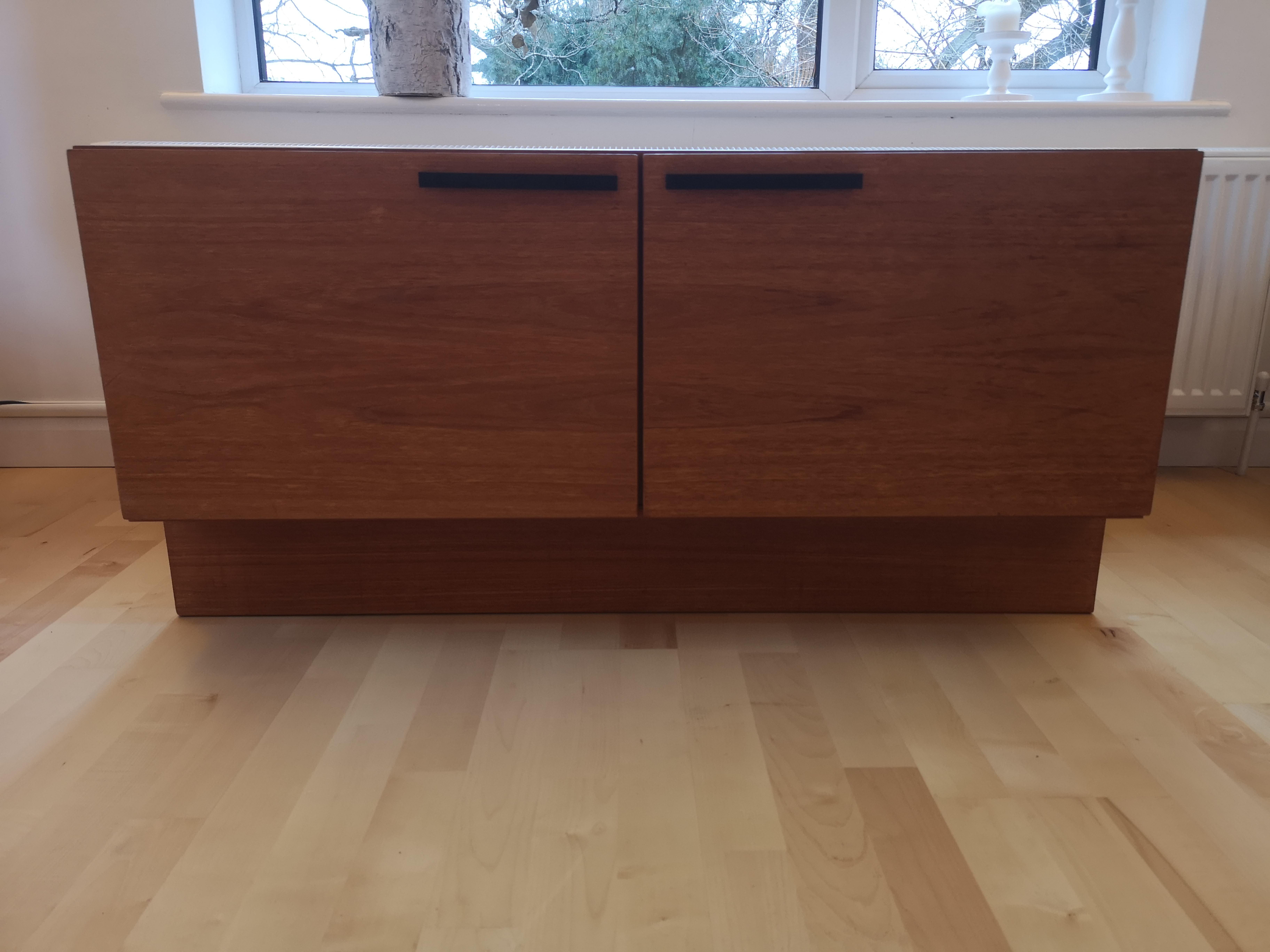 A gorgeus Danish midcentury low teak sideboard by Ib Kofod Larsen for Faarup Möbelfabrik. Timeless crisp design from 1960s. Would make a great TV stand in a modern home.