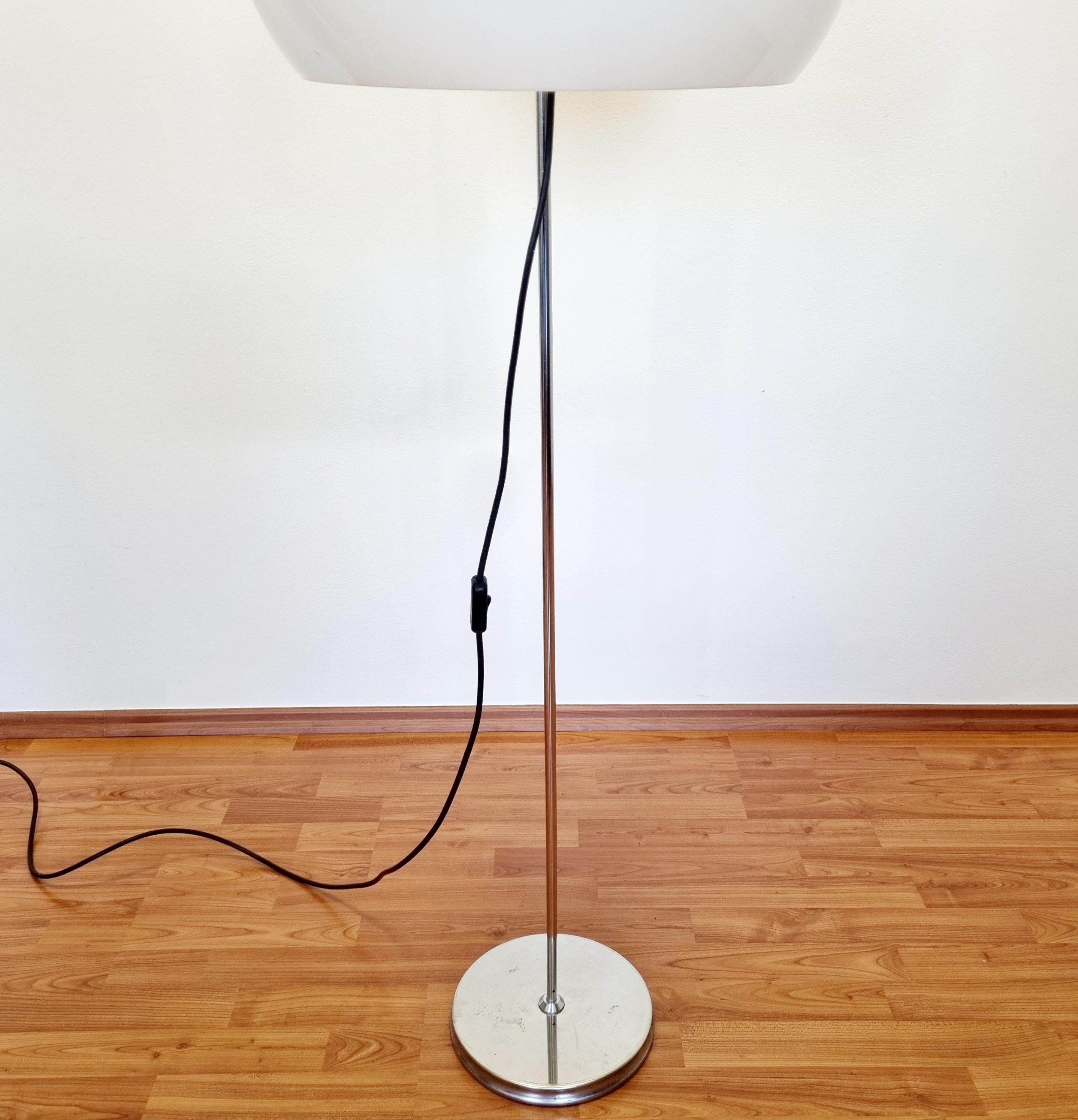 Mid-Century Modern floor lamp, model 'Lucerna', designed by Luigi Massoni per Guzzini and Meblo in the 1970s. Made from chromed metal and white plastic. Can be adjusted to any height.

The item is in very good original vintage condition with