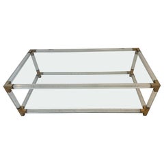 Table basse du milieu du siècle en lucite et laiton avec double plateau en verre, années 1970
