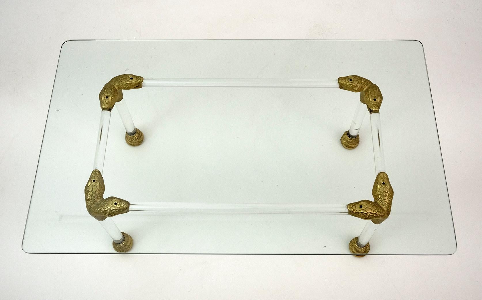Mid-Century Lucite and Brass Italian Coffee Table with Snake Head Details, 1970s In Good Condition For Sale In Puglia, Puglia