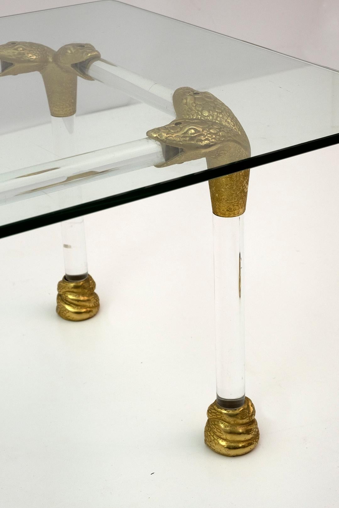 Italienischer Couchtisch aus Lucite und Messing mit Schlangenkopf-Details aus der Jahrhundertmitte, 1970er Jahre im Angebot 3