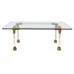 Table basse italienne du milieu du siècle en lucite et laiton avec détails en forme de tête de serpent, 1970