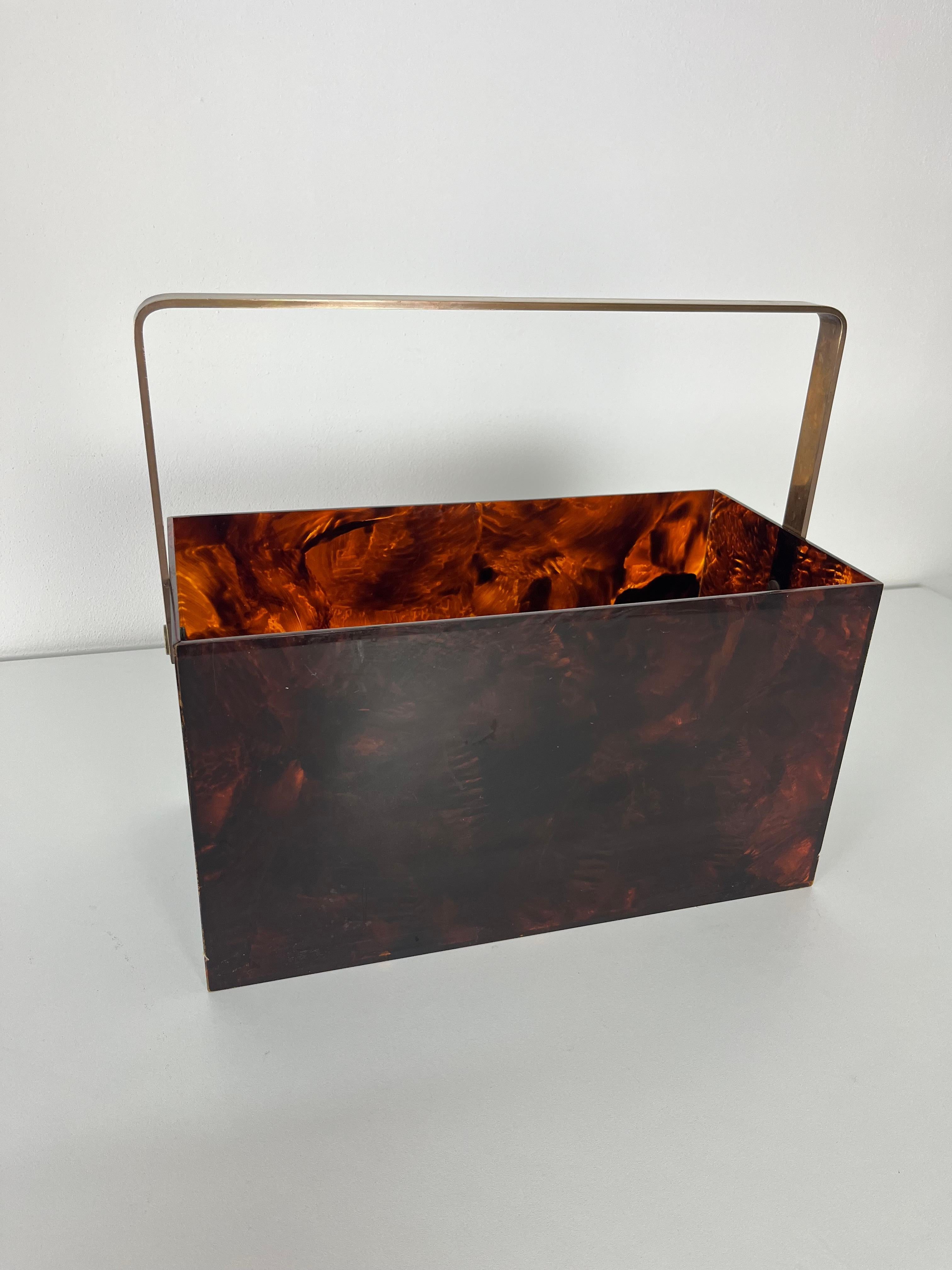 Porte-revues en lucite et laiton du milieu du siècle, fabriqué en Italie, années 1960
Bon état.