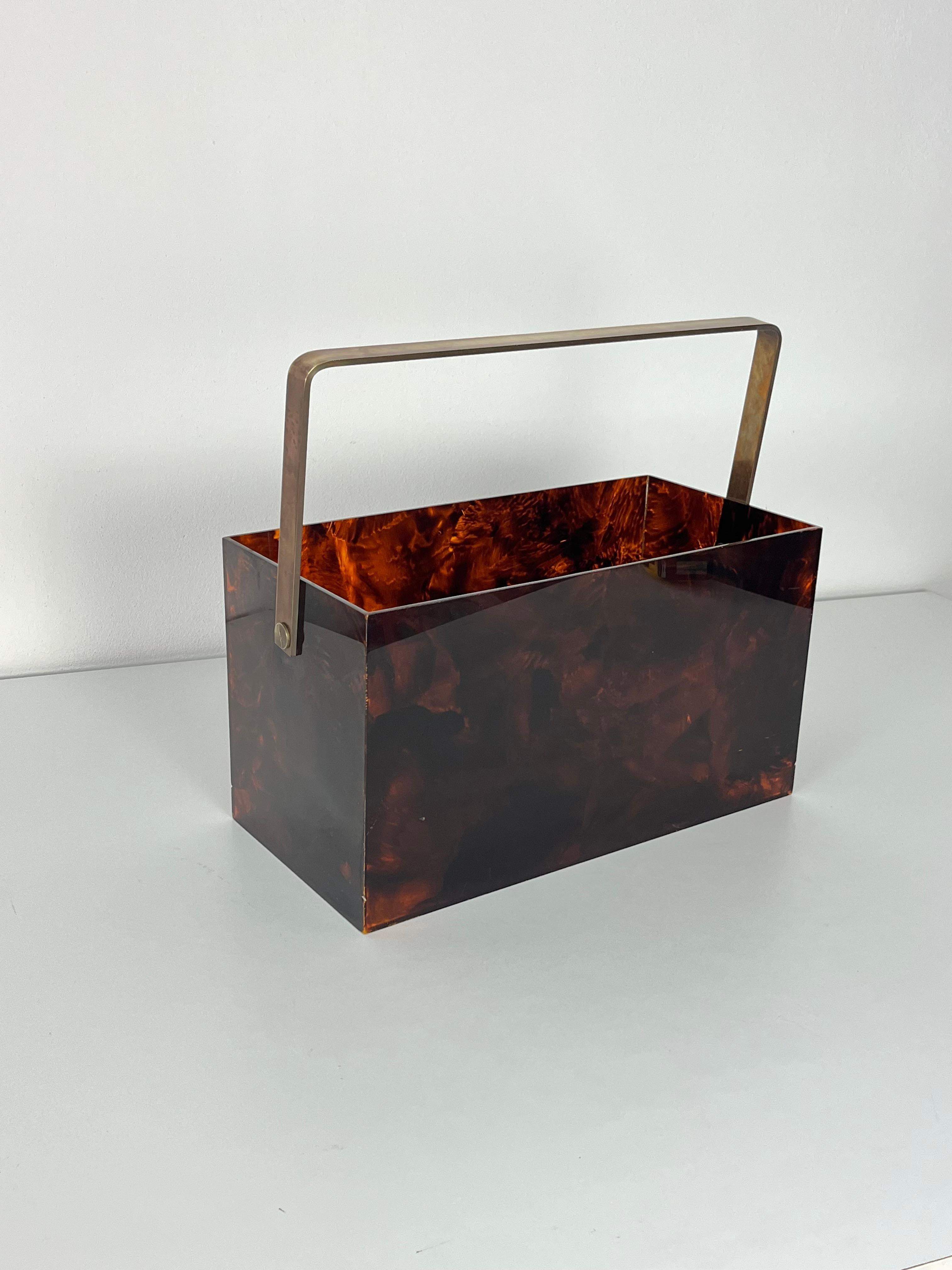 Laiton Porte-revues en lucite et laiton du milieu du siècle, fabriqué en Italie, années 1960 en vente