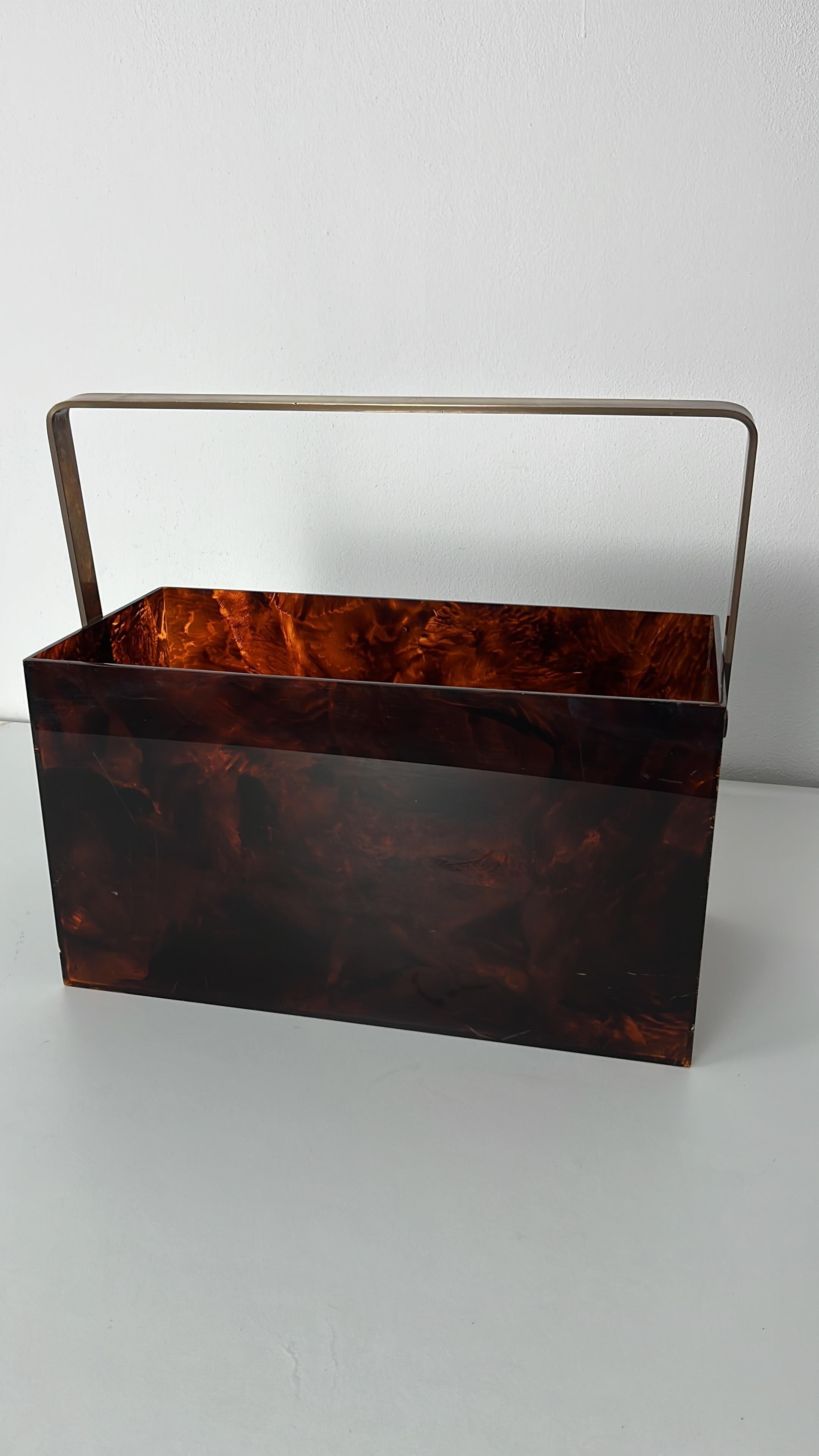 Porte-revues en lucite et laiton du milieu du siècle, fabriqué en Italie, années 1960 en vente 1