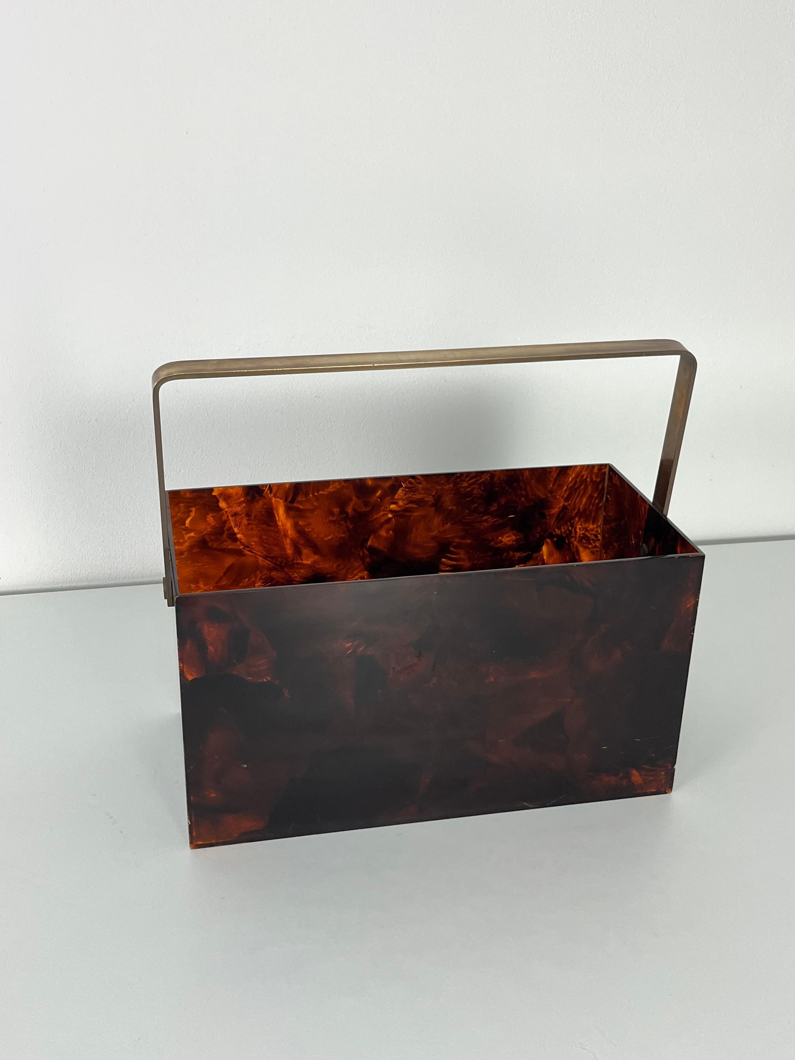 Porte-revues en lucite et laiton du milieu du siècle, fabriqué en Italie, années 1960 en vente 2