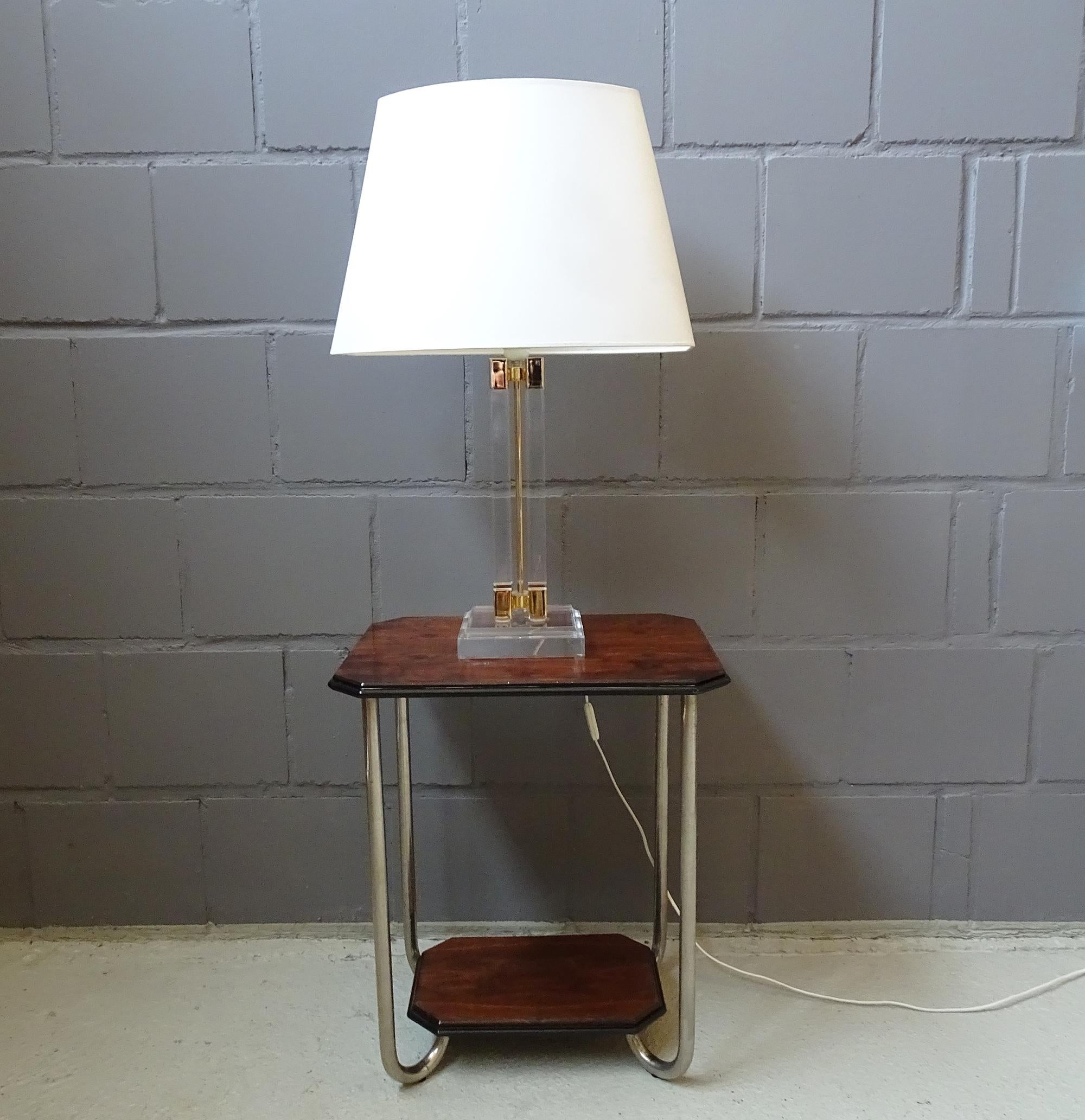 Mid-Century Lucite and Brass Table Lamp, 1970s For Sale 3