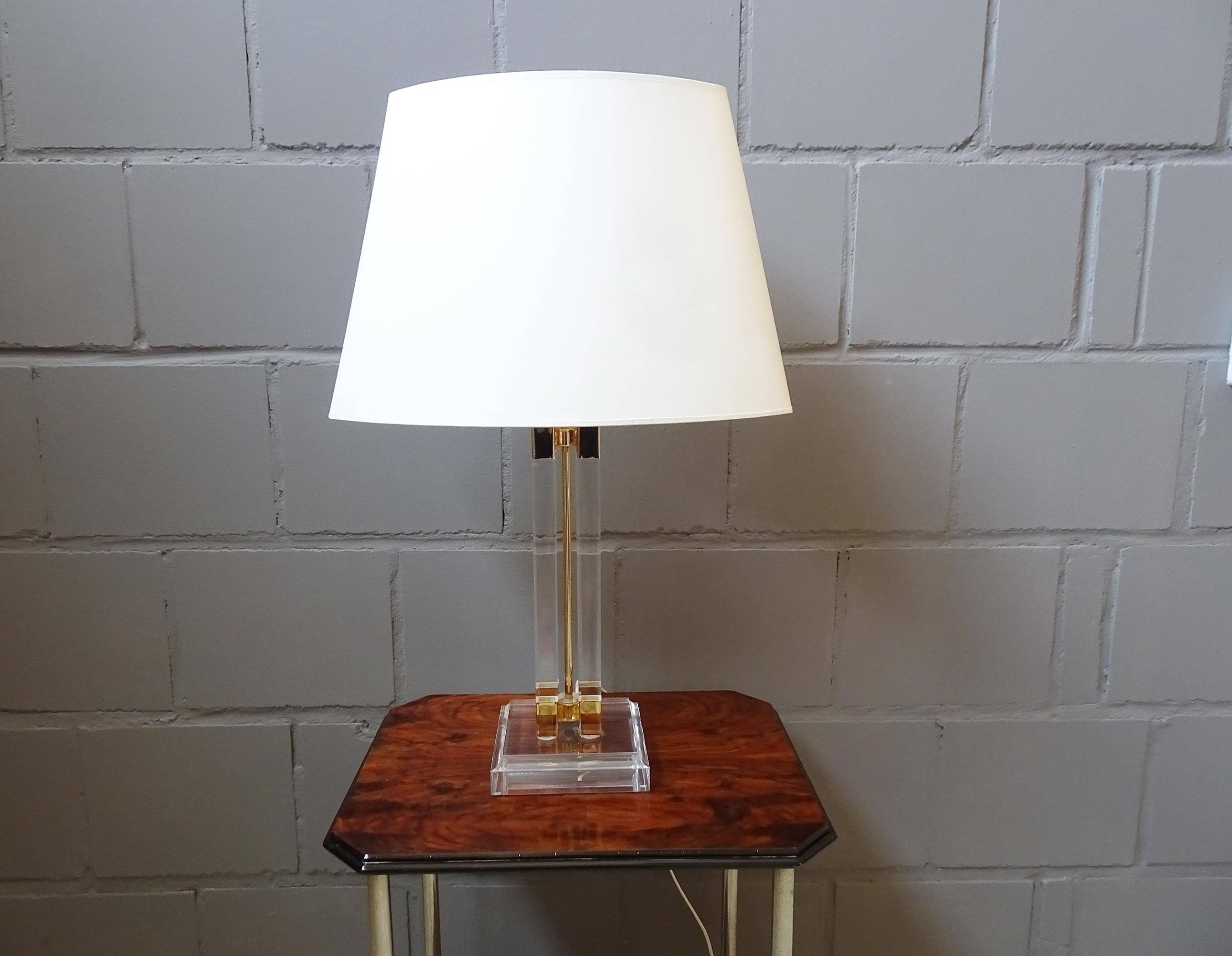 Hollywood Regency Mid-Century Lucite and Brass Table Lamp, 1970s For Sale