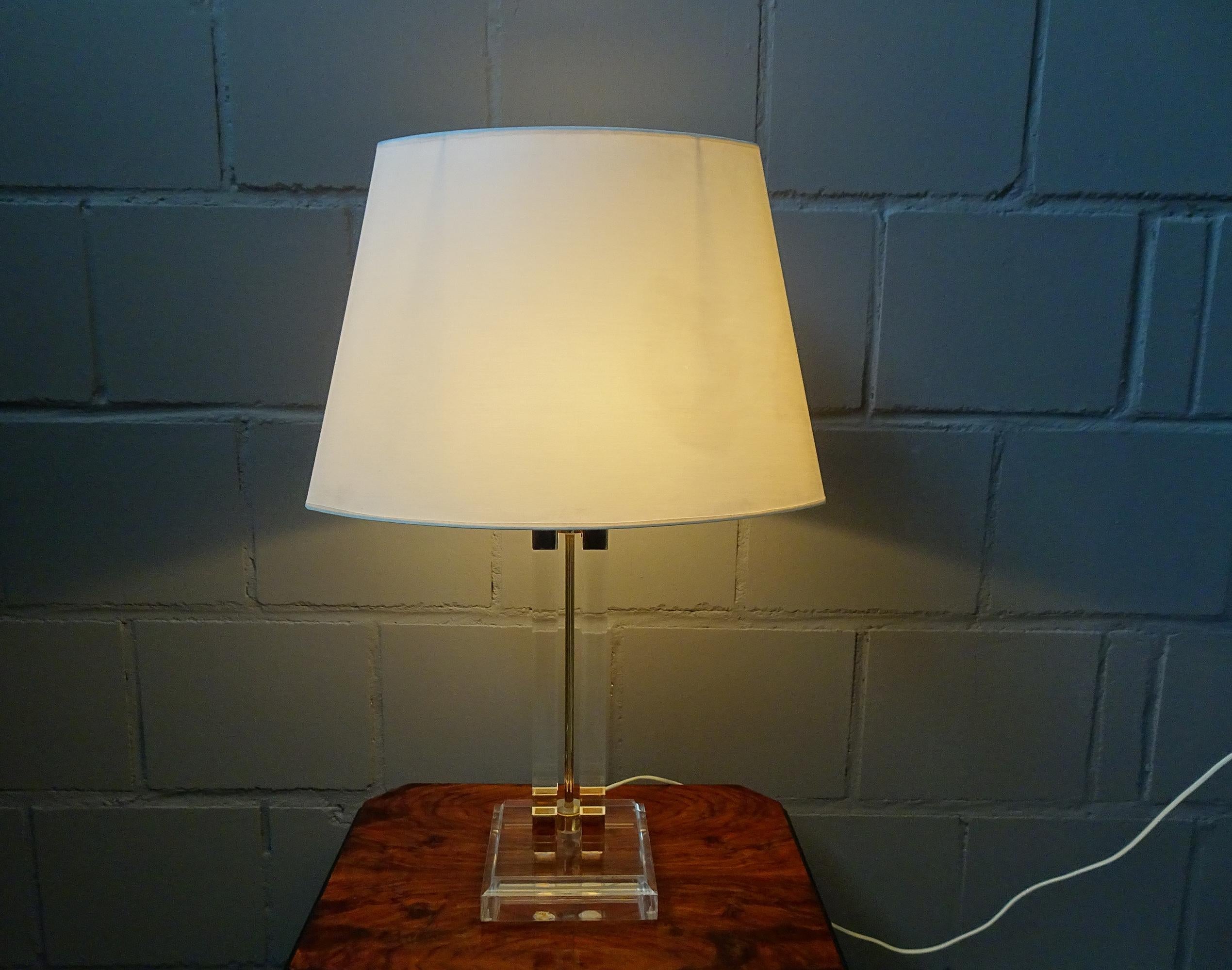 Facetté Lampe de bureau mi-siècle en lucite et laiton, années 1970 en vente