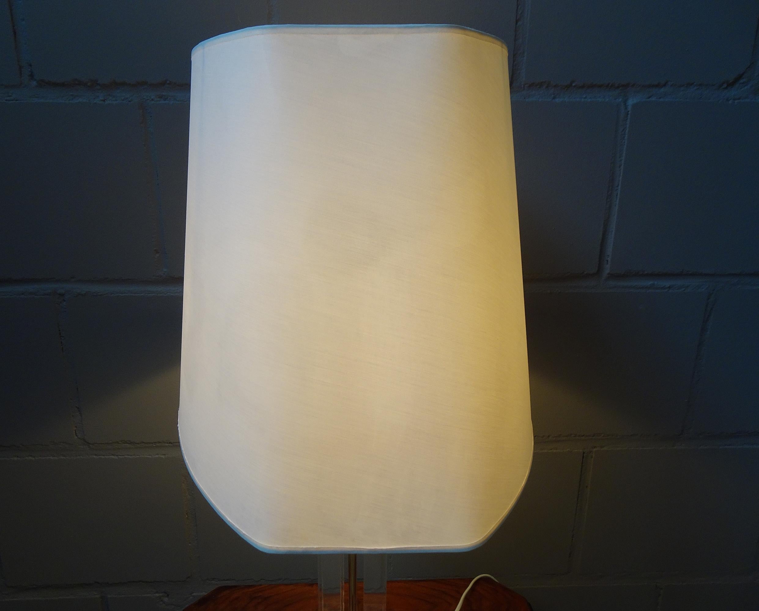 20th Century Mid-Century Lucite and Brass Table Lamp, 1970s For Sale