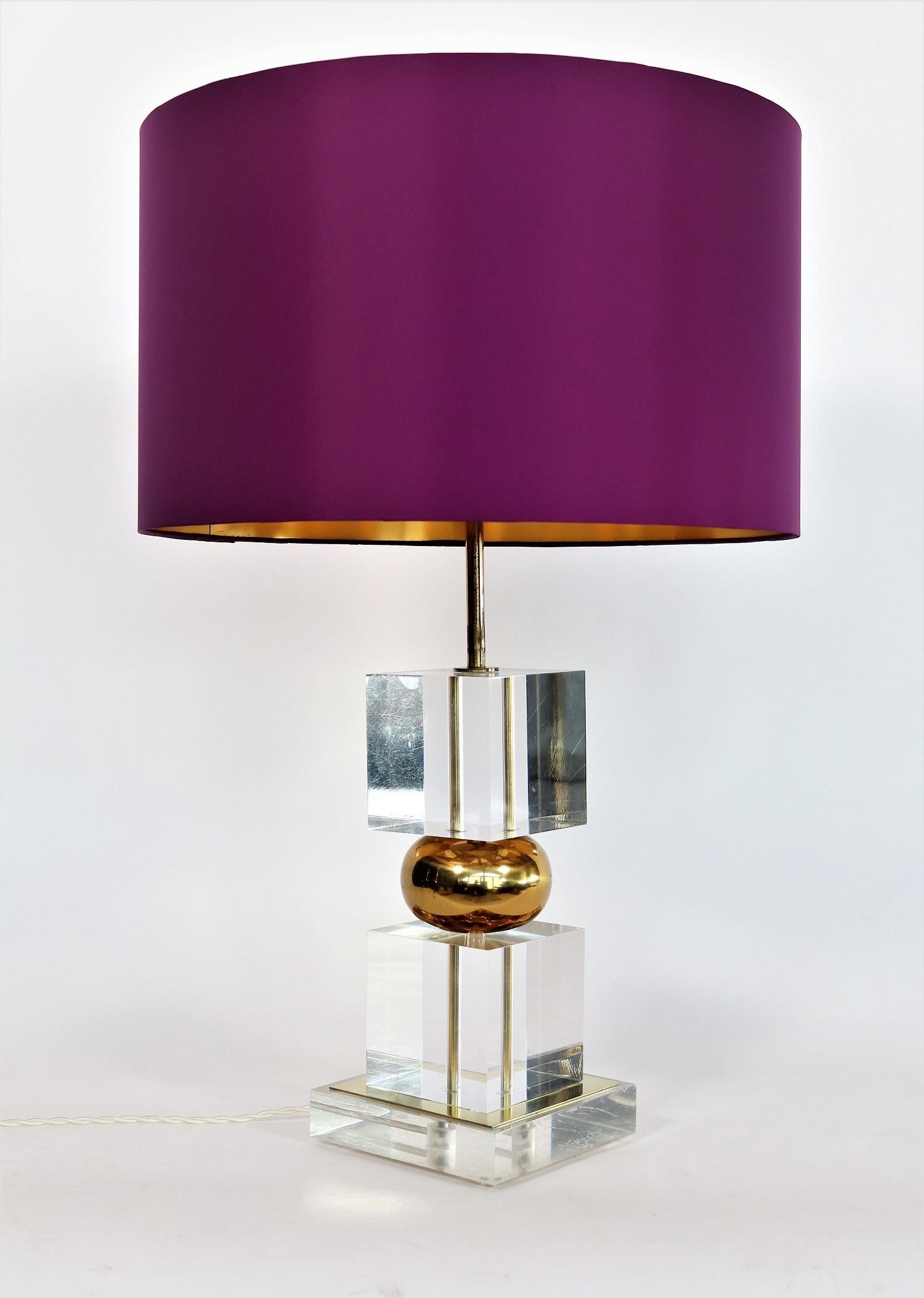 Midcentury Lucite and Brass Table Lamp with Custom Lampshade, 1970s 8