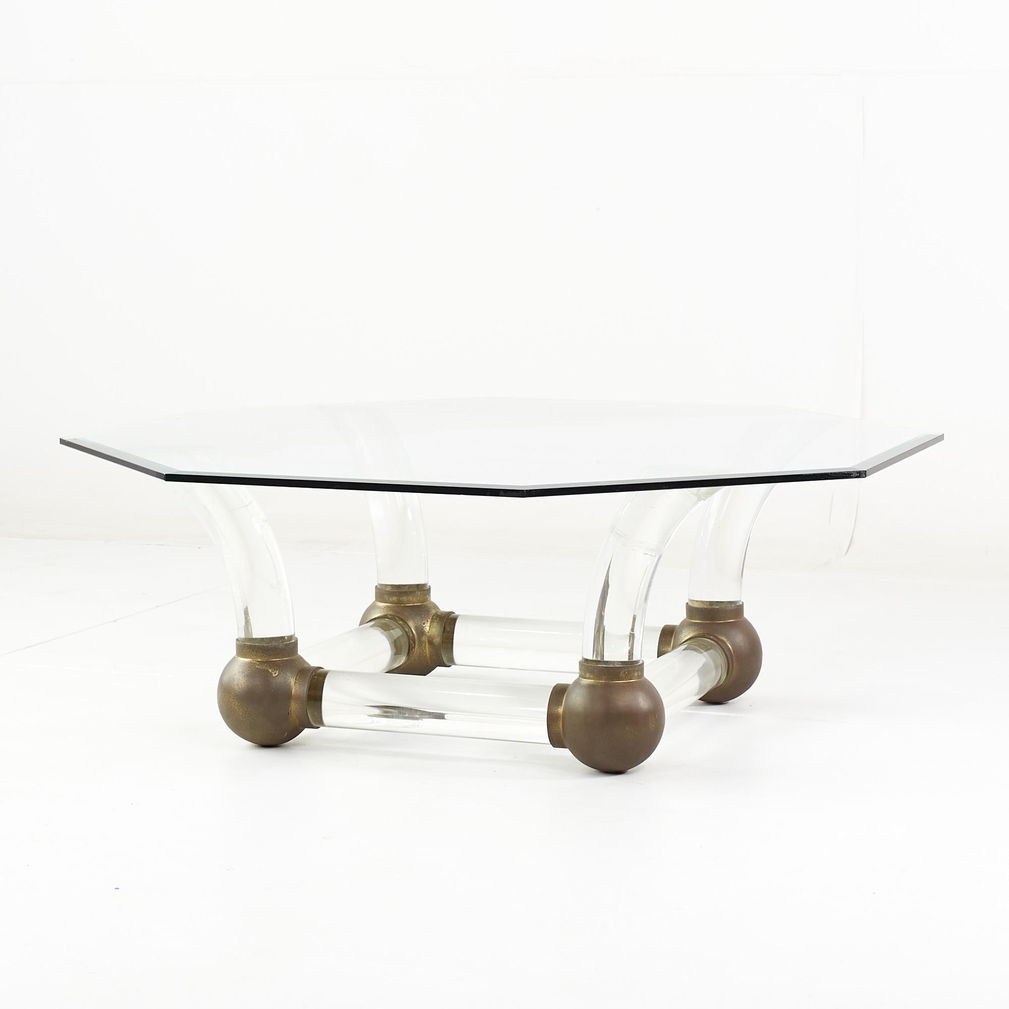 Mid-Century Modern Table basse de bureau en lucite et laiton du milieu du siècle dernier en vente