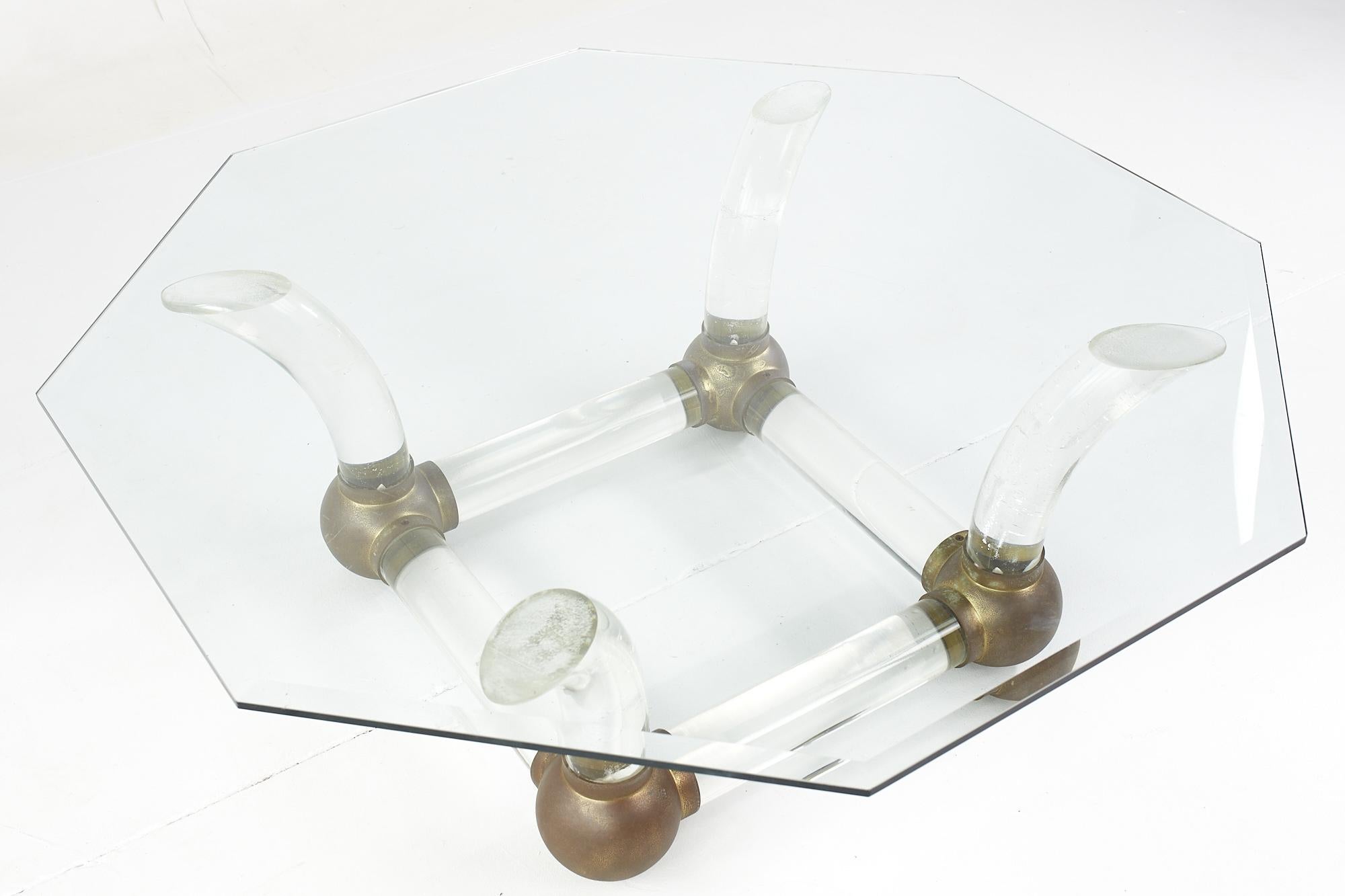 Table basse de bureau en lucite et laiton du milieu du siècle dernier en vente 1