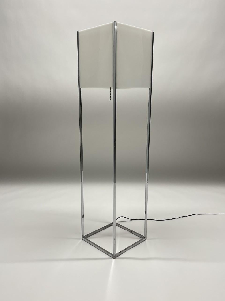 Mid Century Lucite and Chrome Floor Lamp by Paul Mayen for Habitat, USA, 1970s For Sale 2