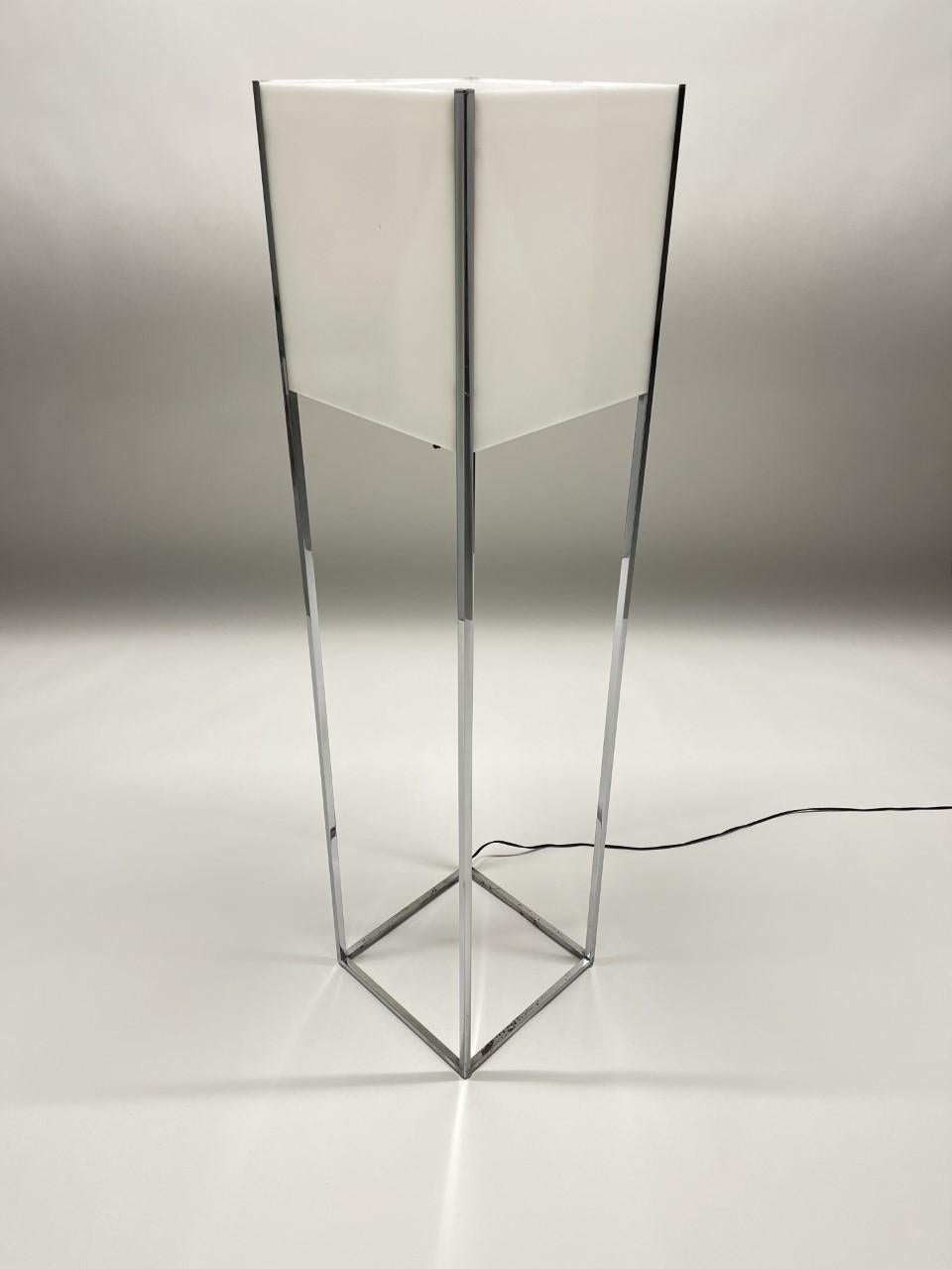 Mid Century Lucite and Chrome Floor Lamp by Paul Mayen for Habitat, USA, 1970s In Good Condition For Sale In Miami, FL