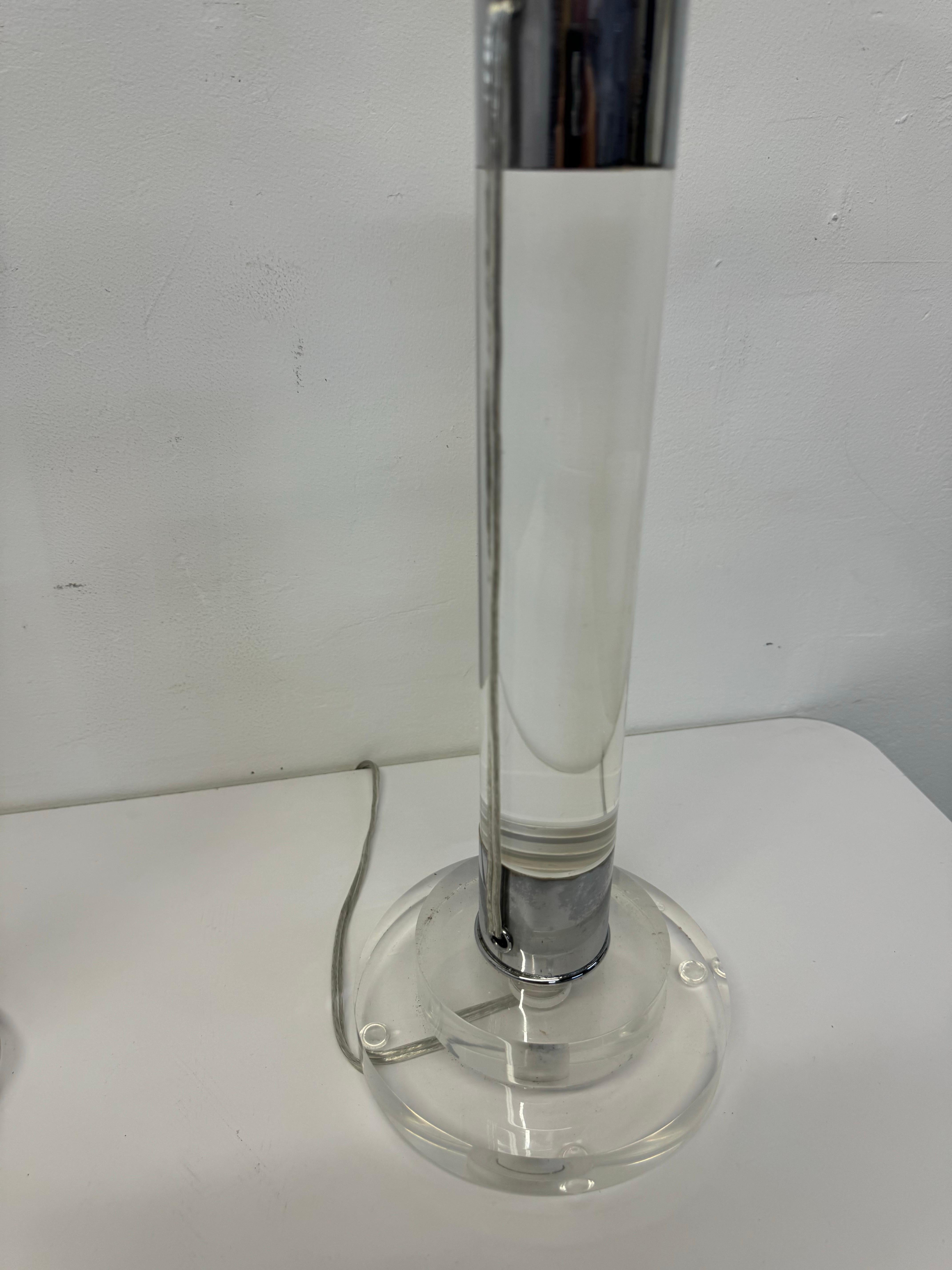 Lampade da tavolo di metà secolo in lucite e cromo - una coppia in vendita 3