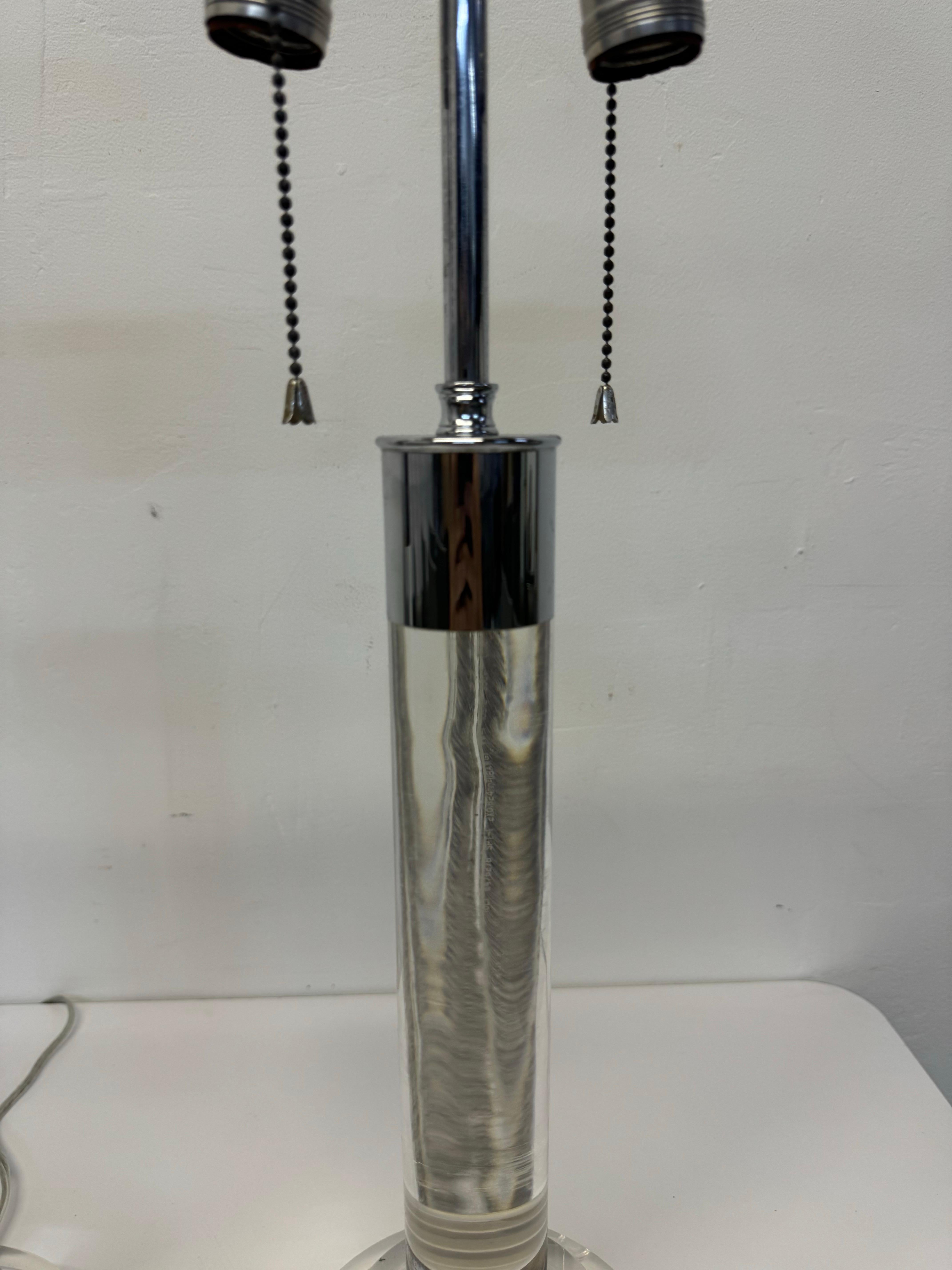 Lampade da tavolo di metà secolo in lucite e cromo - una coppia in vendita 4