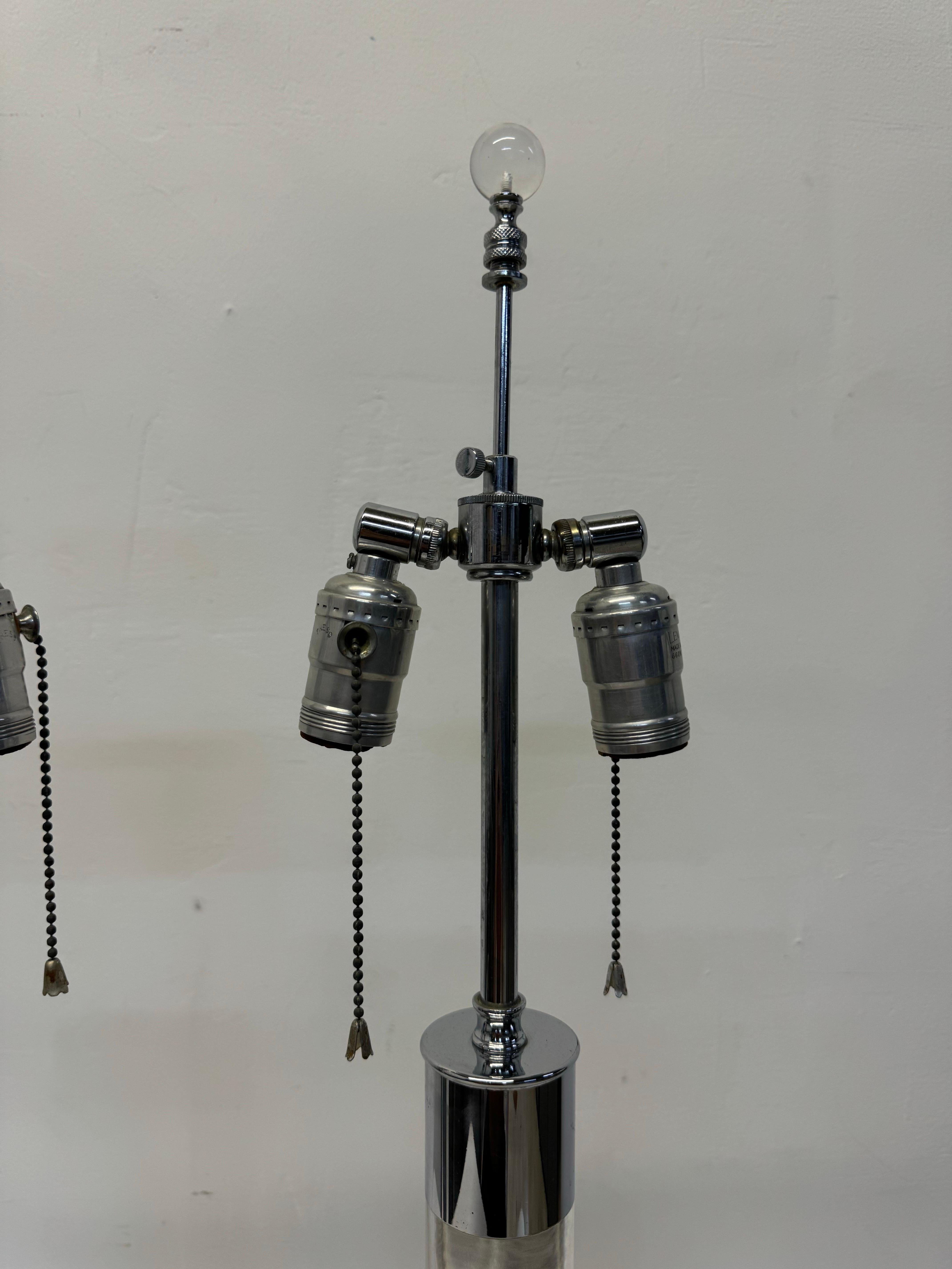 Lampade da tavolo di metà secolo in lucite e cromo - una coppia in vendita 5