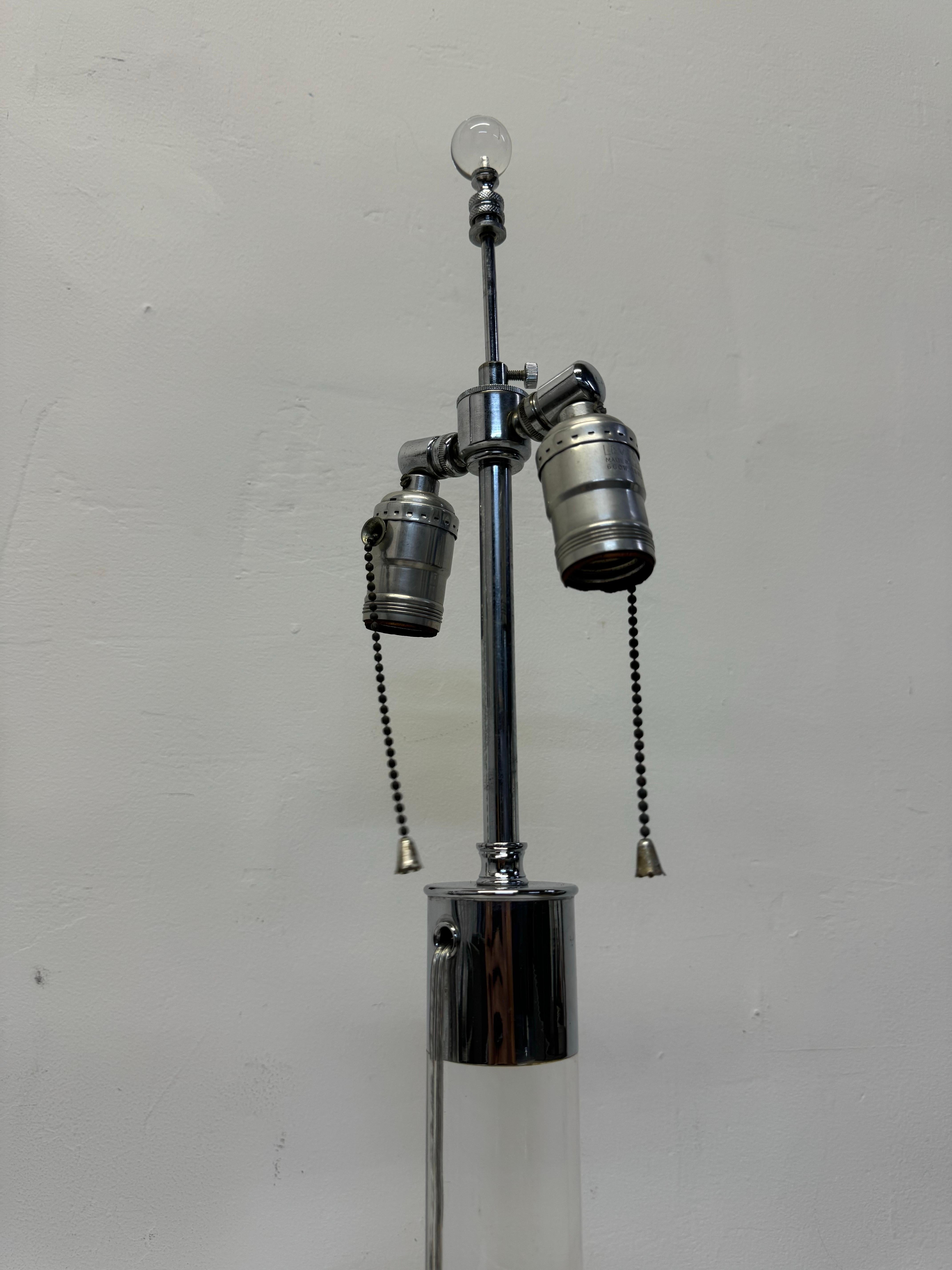 Lampade da tavolo di metà secolo in lucite e cromo - una coppia in vendita 6