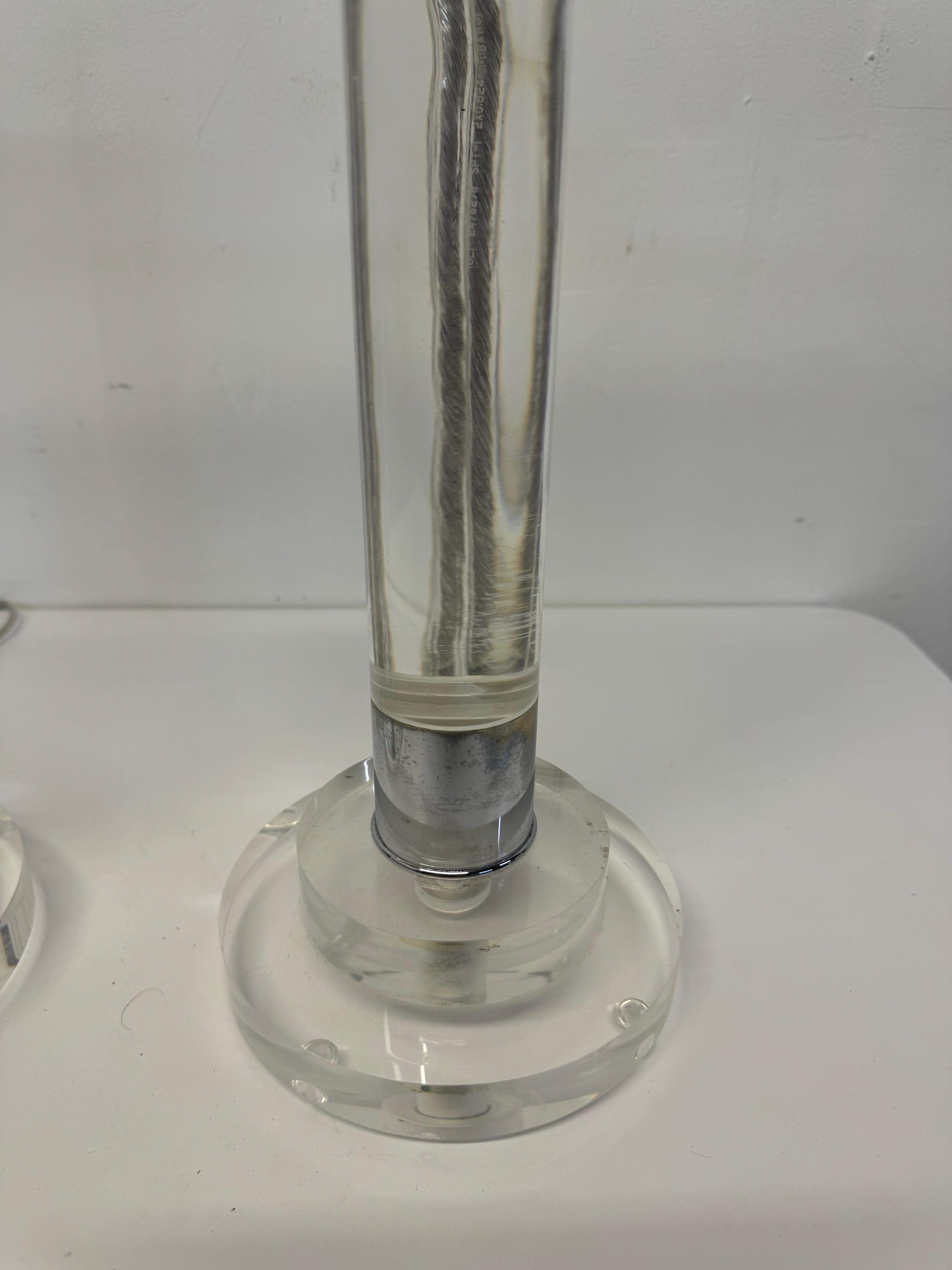 Lampade da tavolo di metà secolo in lucite e cromo - una coppia in vendita 7
