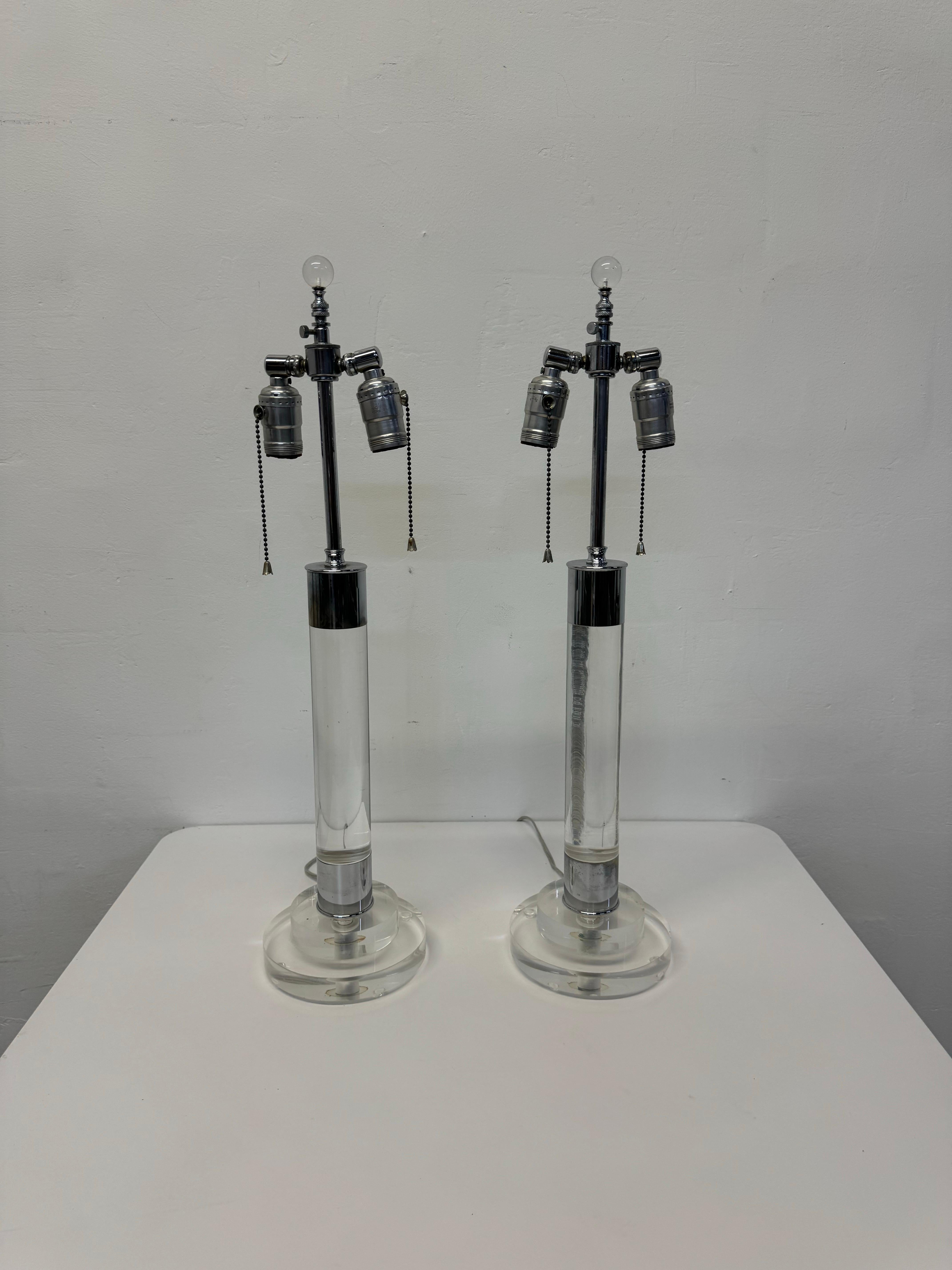Lampade da tavolo di metà secolo in lucite e cromo - una coppia in vendita 8