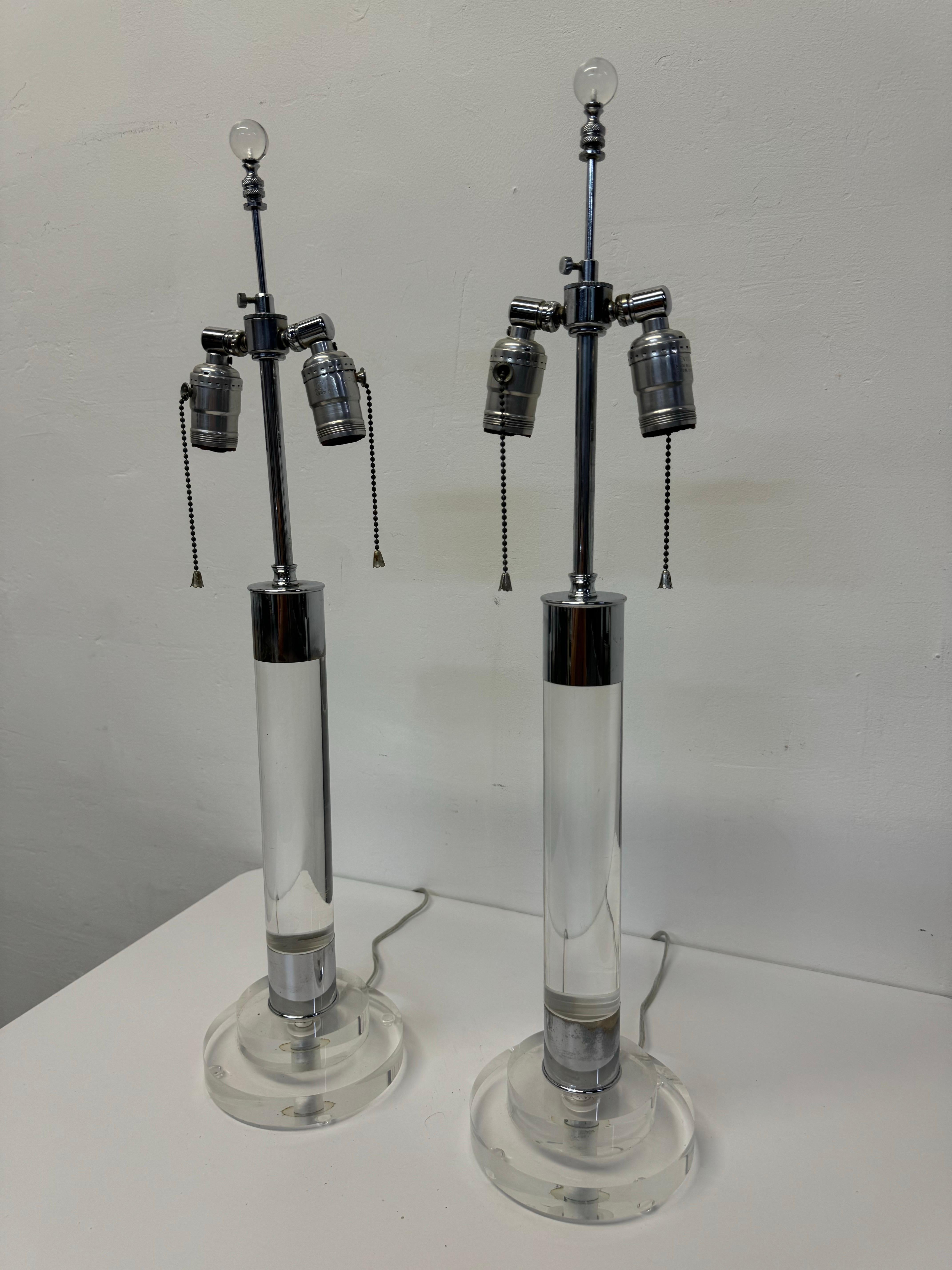 Mid-Century moderno Lampade da tavolo di metà secolo in lucite e cromo - una coppia in vendita