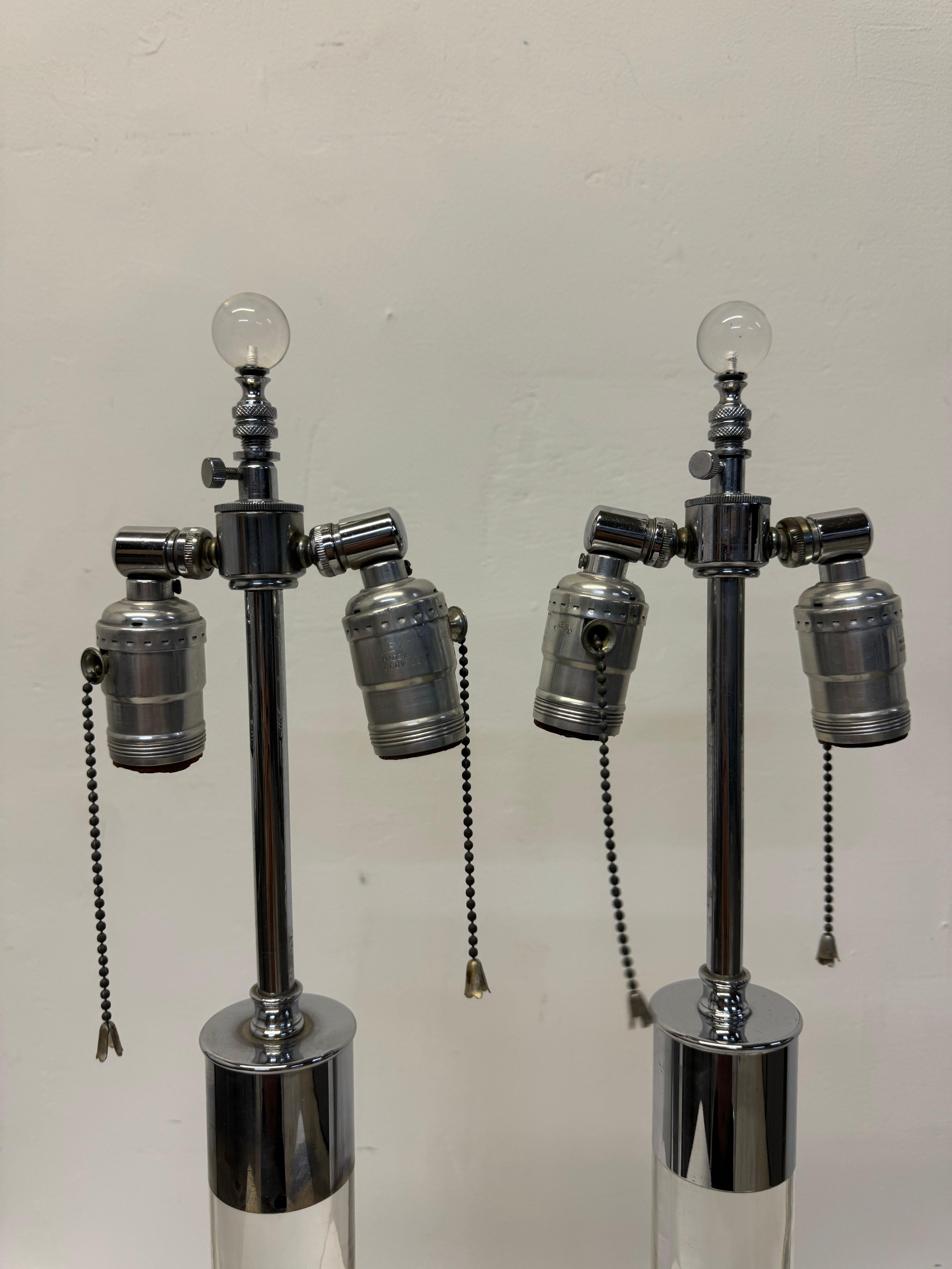 Sconosciuto Lampade da tavolo di metà secolo in lucite e cromo - una coppia in vendita
