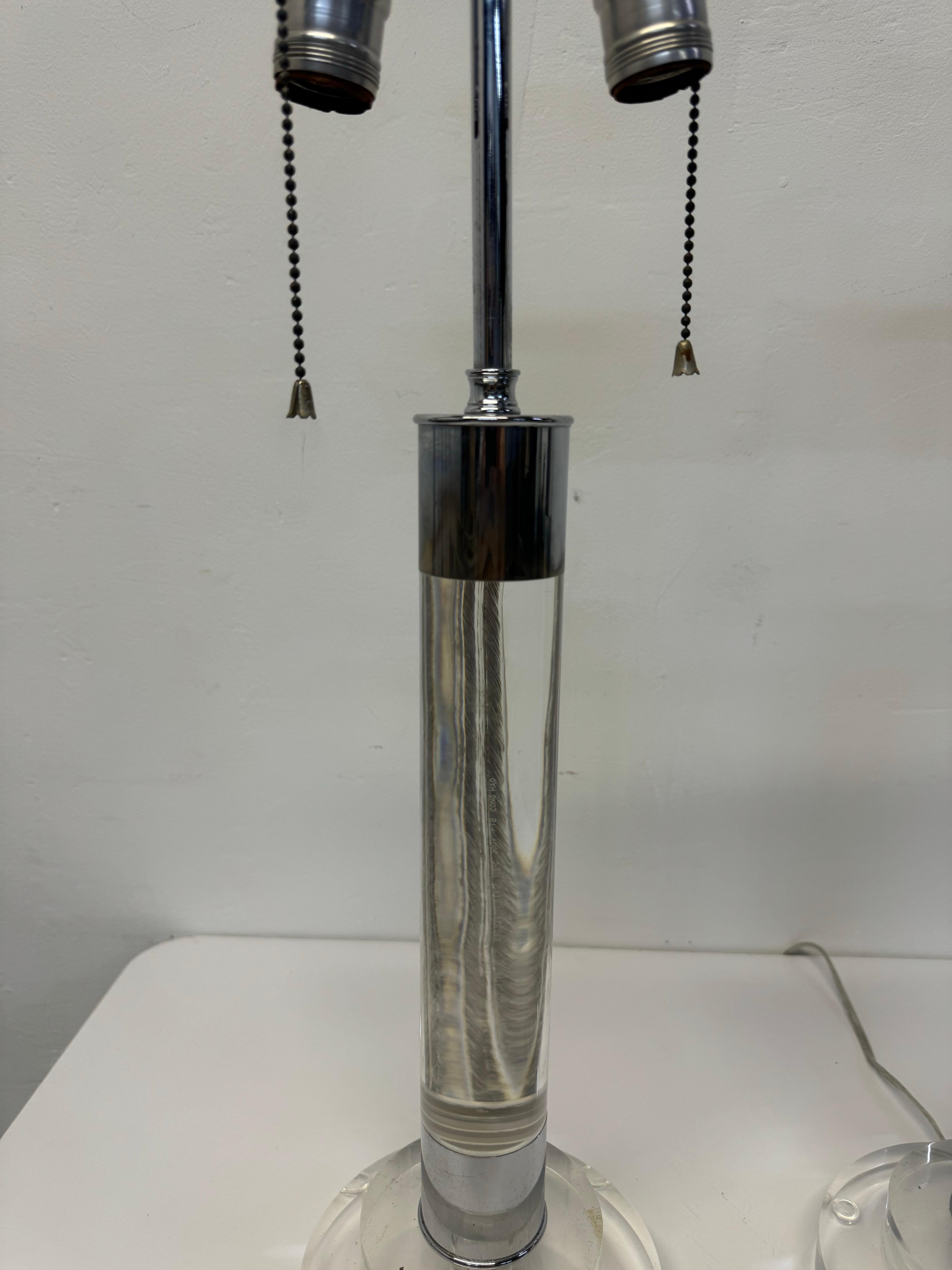Lampade da tavolo di metà secolo in lucite e cromo - una coppia In condizioni buone in vendita a Miami, FL