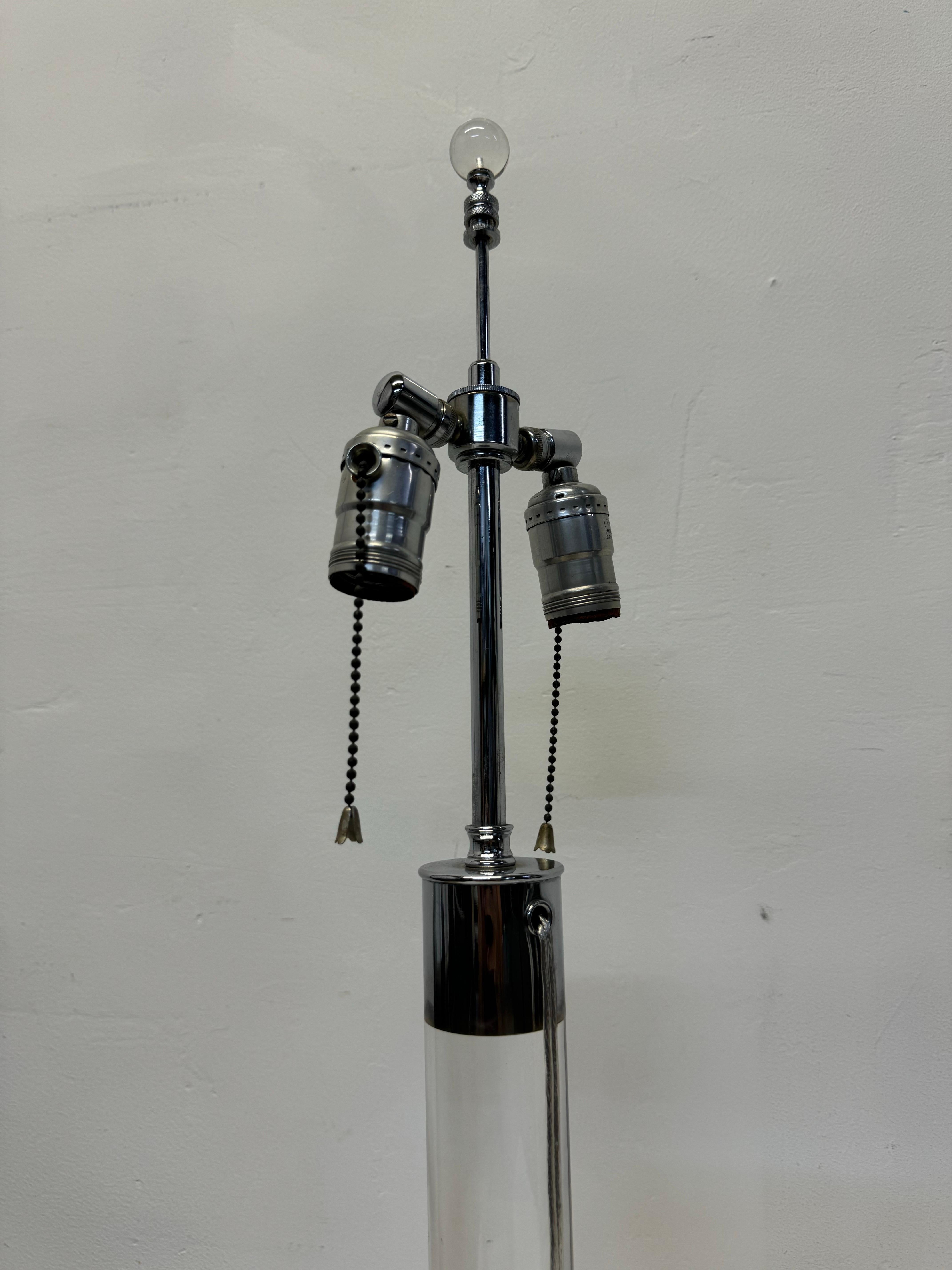 XX secolo Lampade da tavolo di metà secolo in lucite e cromo - una coppia in vendita