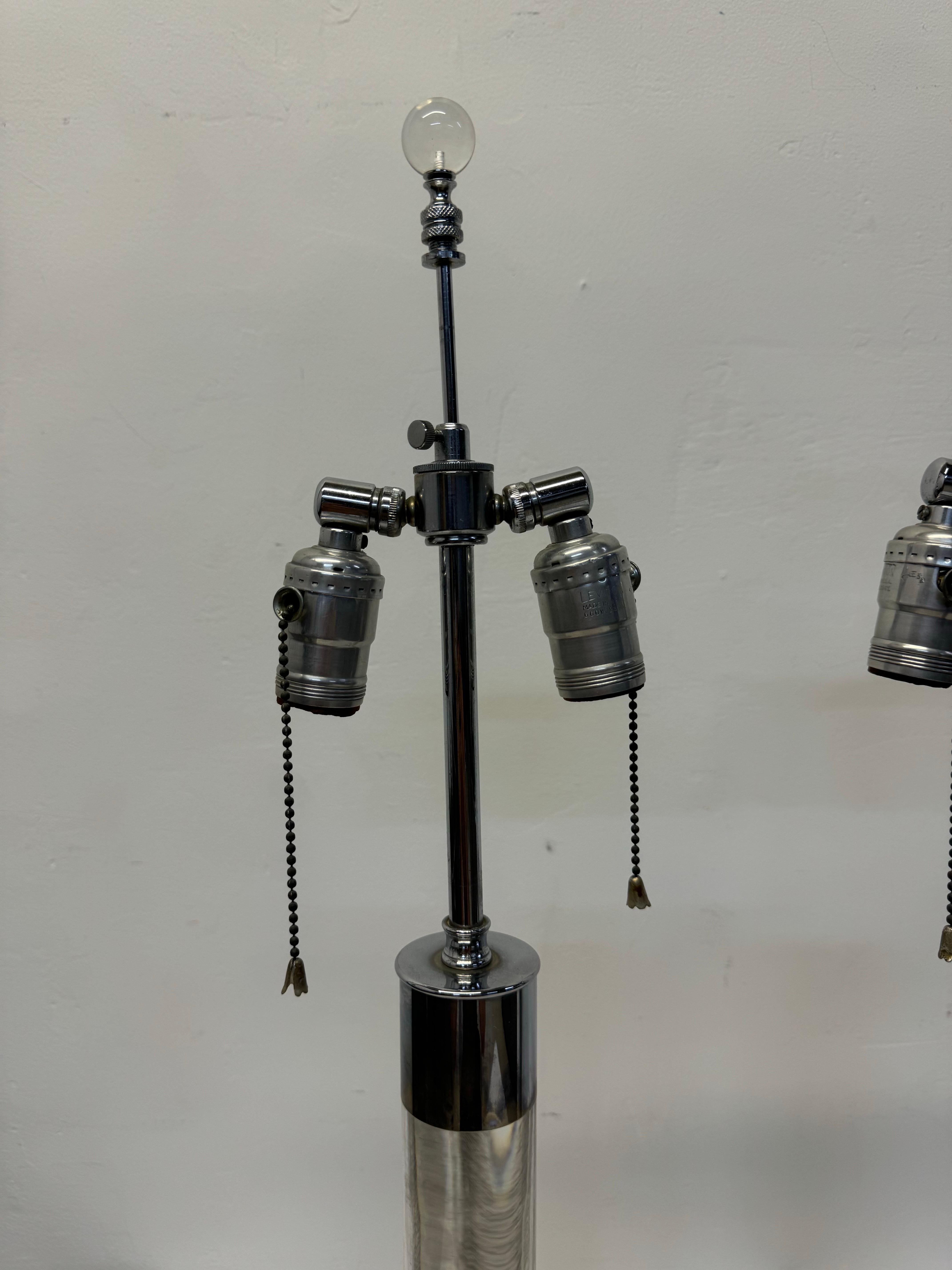 Cromo Lampade da tavolo di metà secolo in lucite e cromo - una coppia in vendita