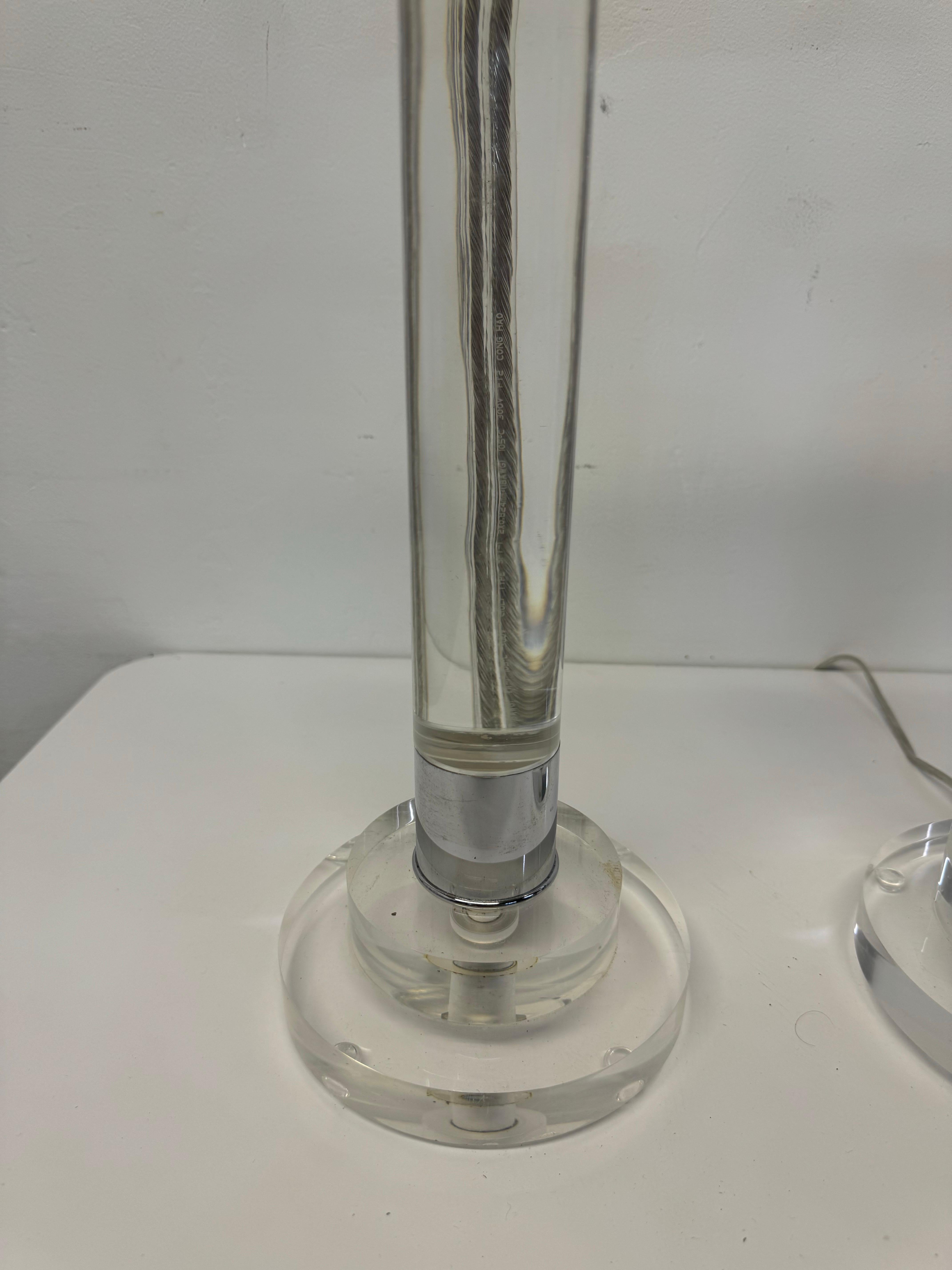 Lampade da tavolo di metà secolo in lucite e cromo - una coppia in vendita 1
