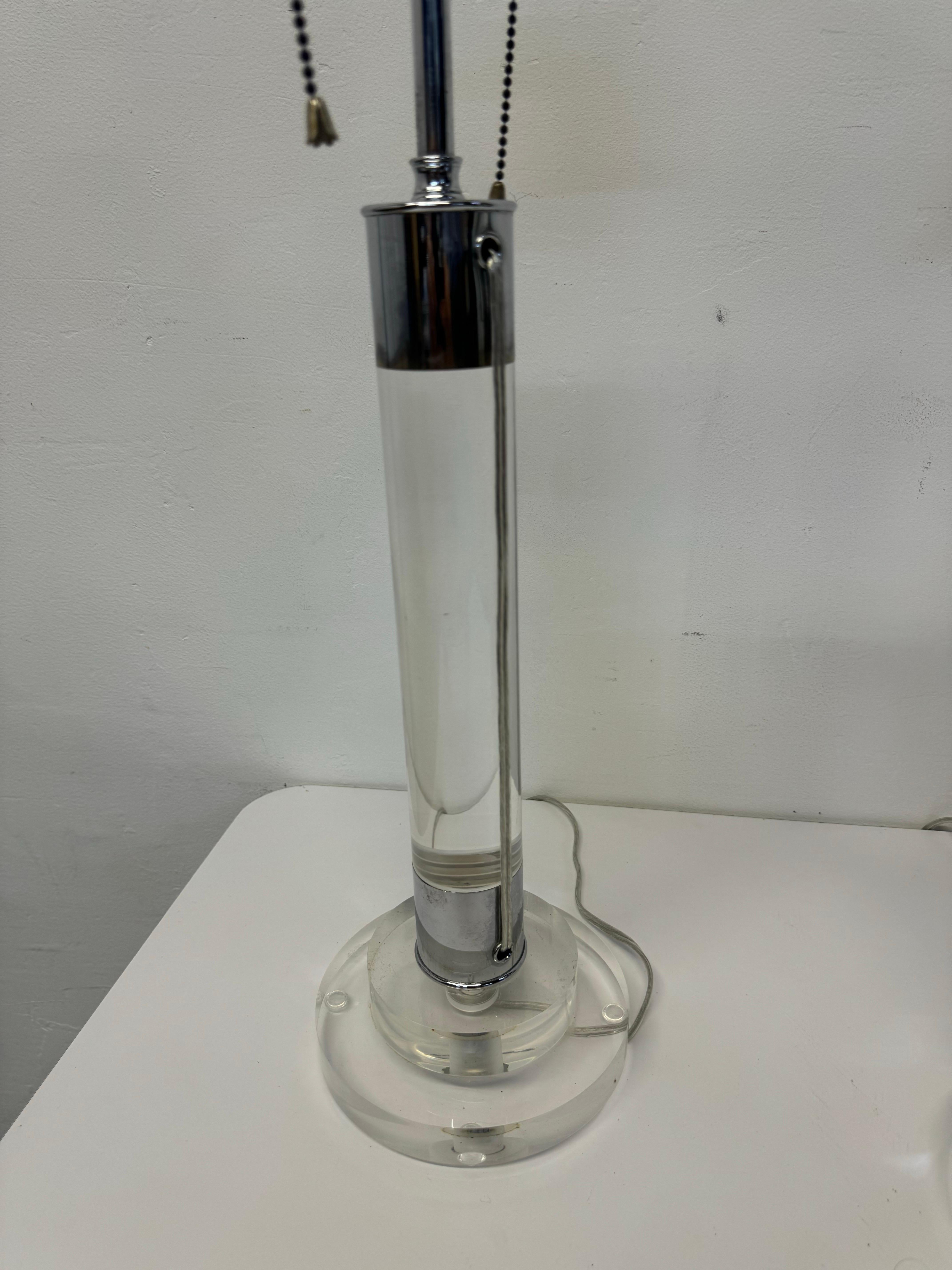 Lampade da tavolo di metà secolo in lucite e cromo - una coppia in vendita 2