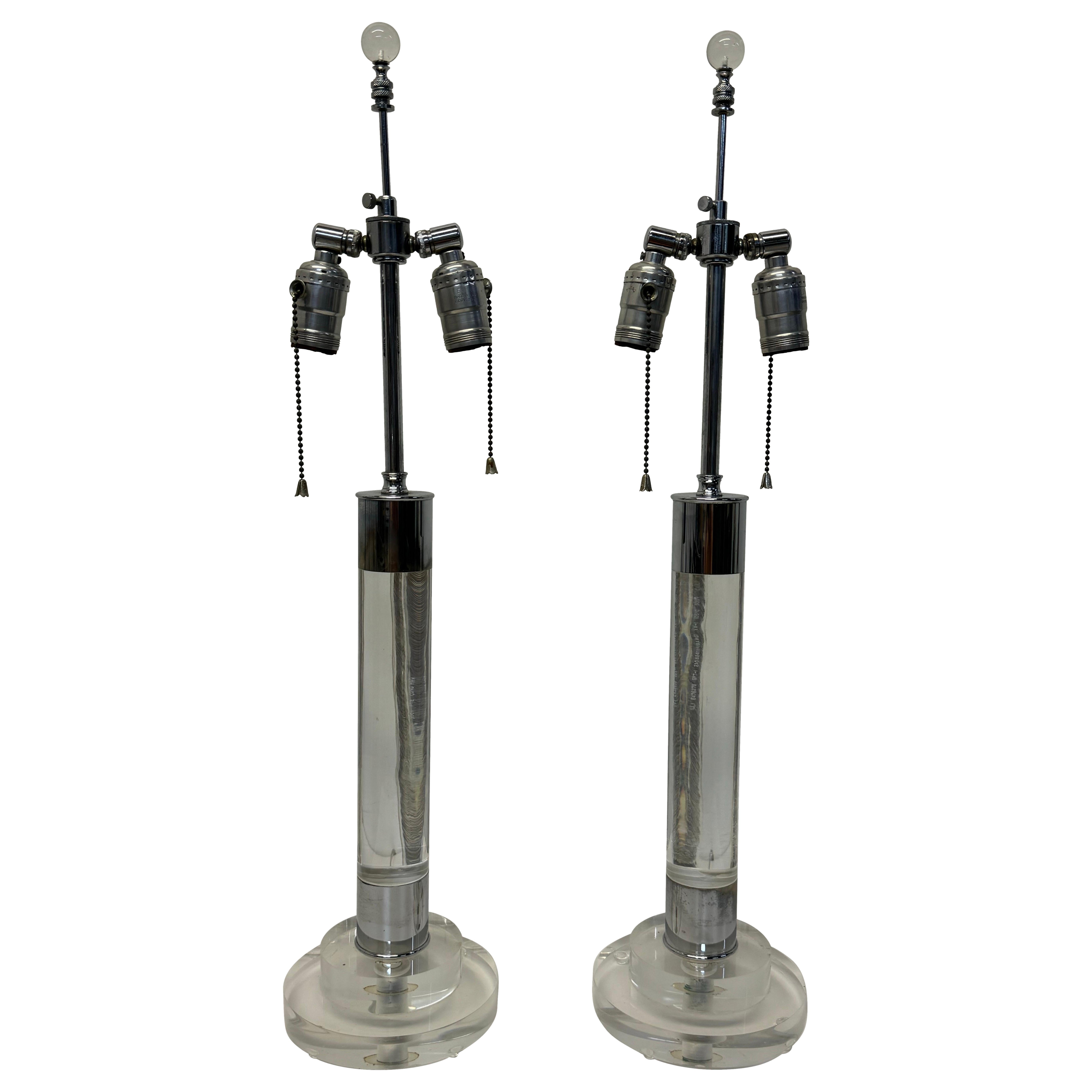 Tischlampen aus Lucite und Chrom aus der Mitte des Jahrhunderts – ein Paar