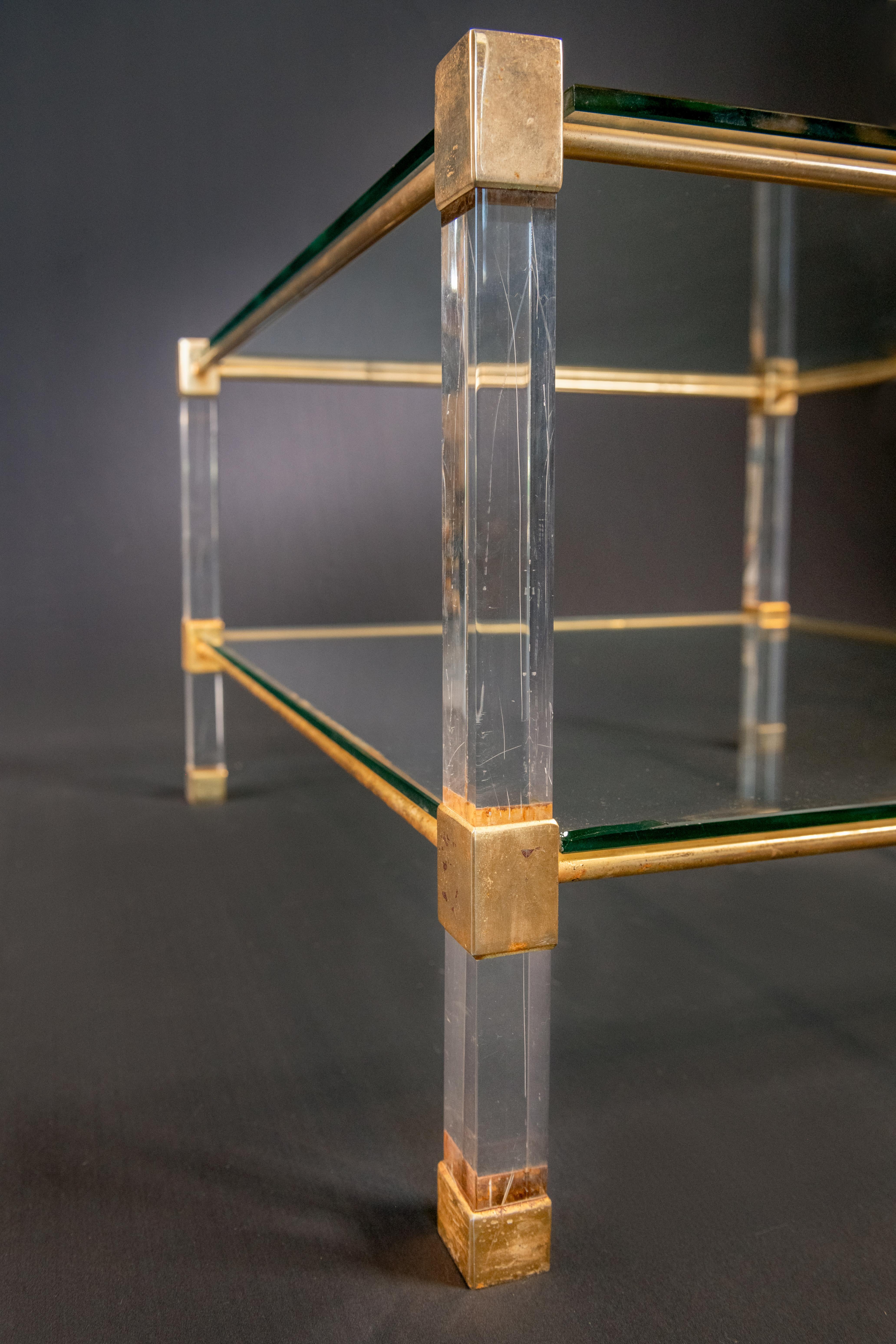 Hollywood Regency Table basse du milieu du siècle en lucite et verre en vente