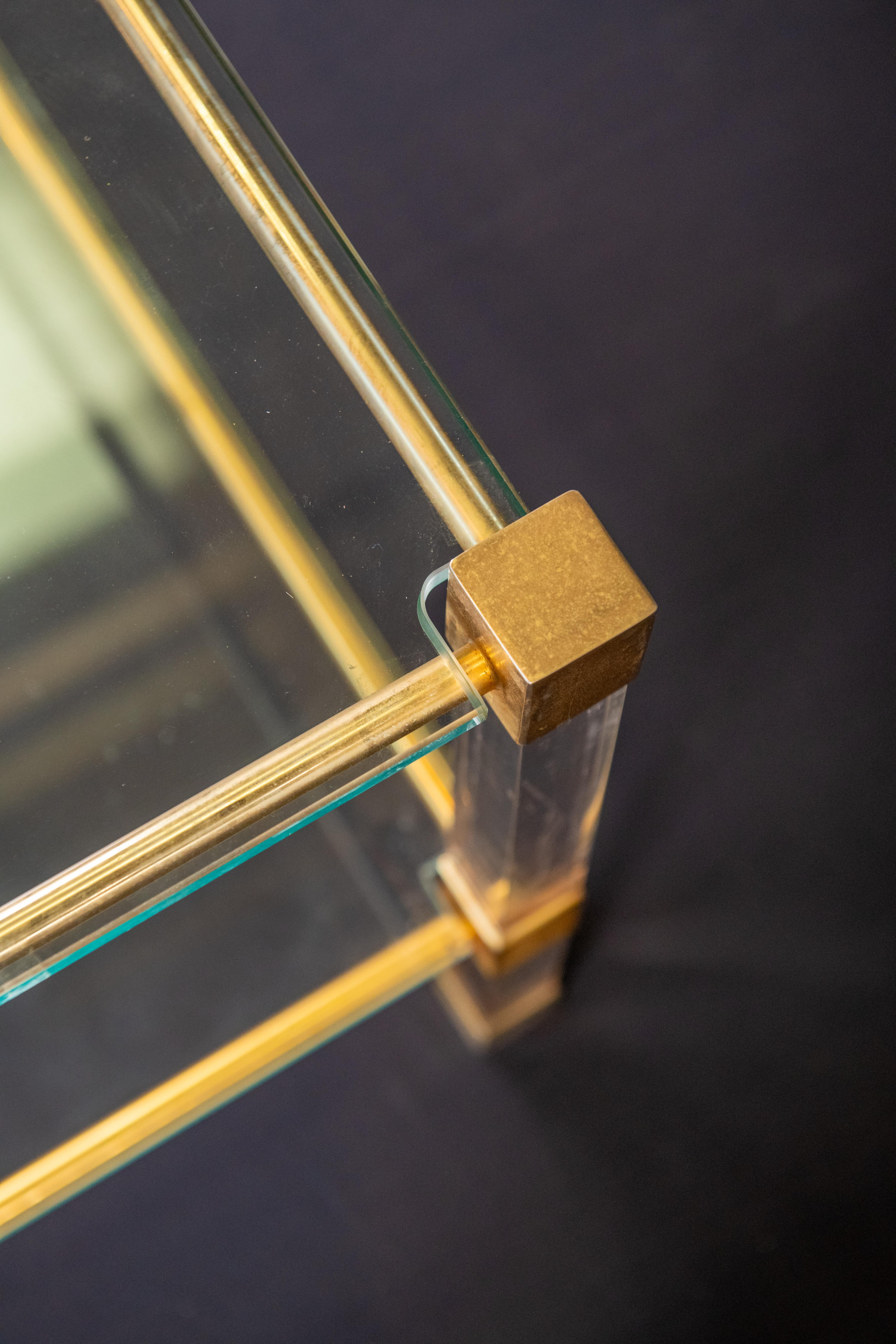 Américain Table basse du milieu du siècle en lucite et verre en vente