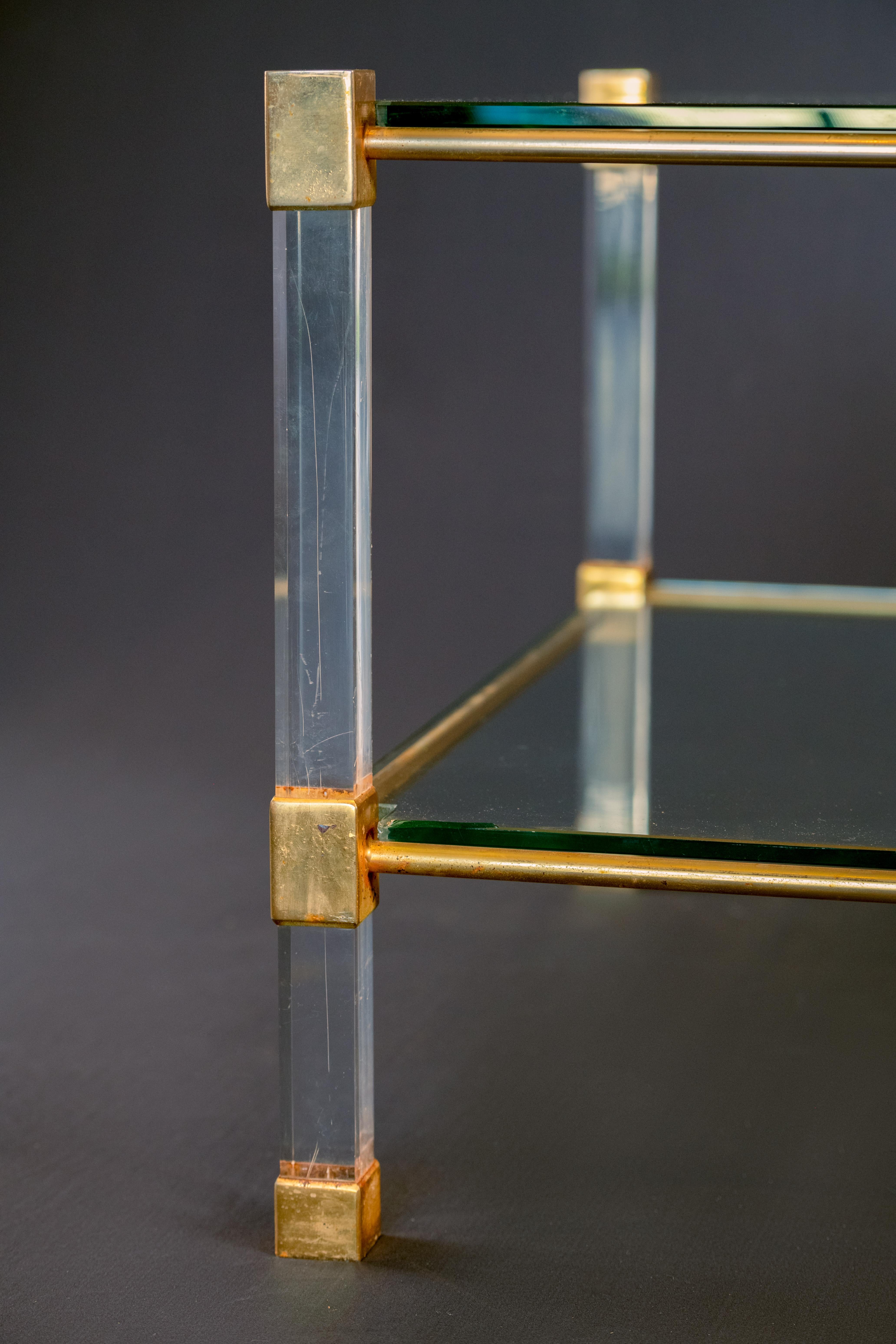 Verre Table basse du milieu du siècle en lucite et verre en vente