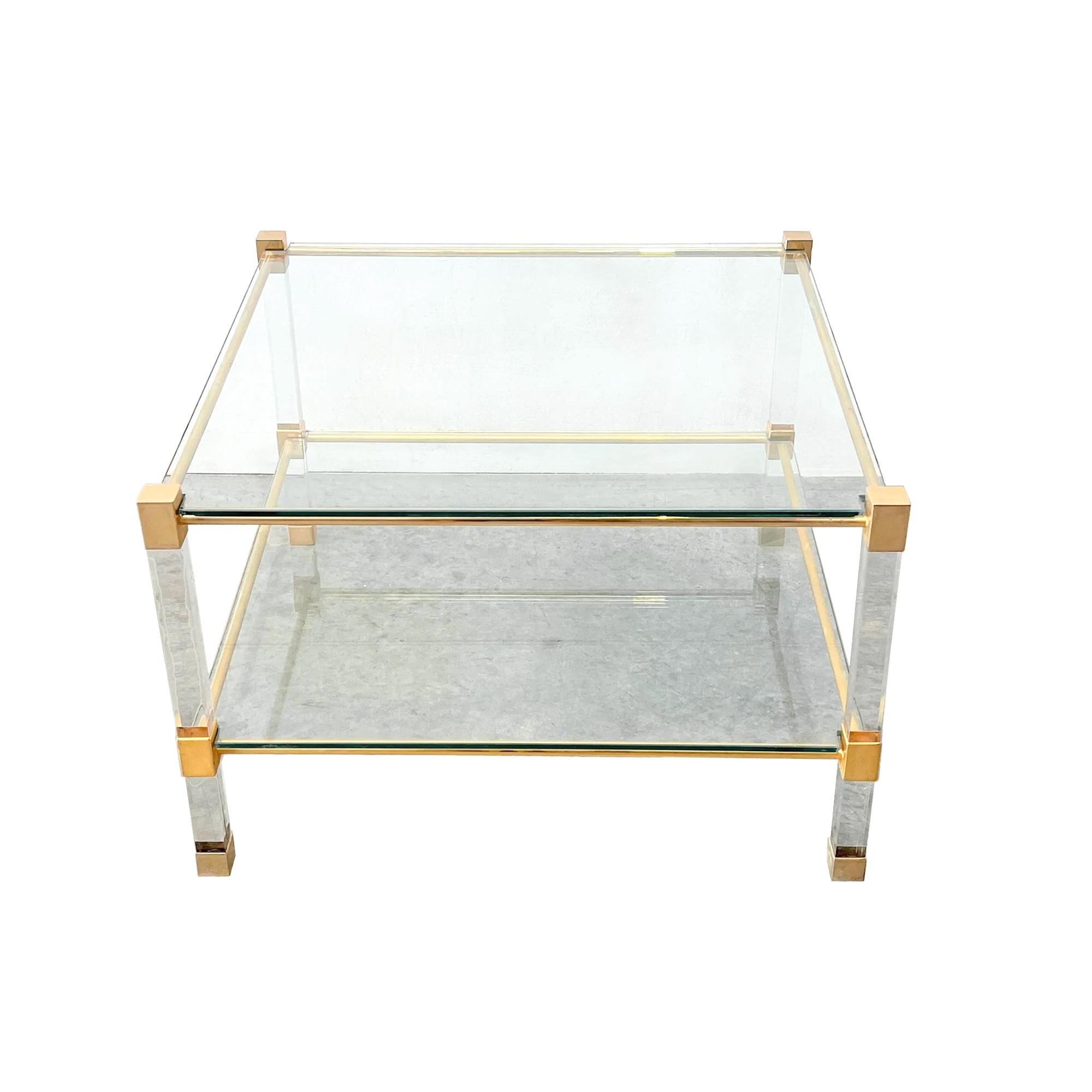 Table basse du milieu du siècle en lucite et verre en vente 1