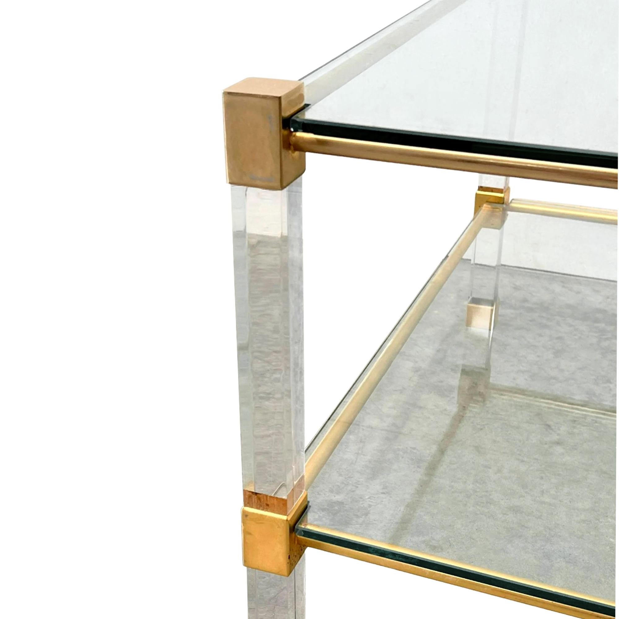 Table basse du milieu du siècle en lucite et verre en vente 2