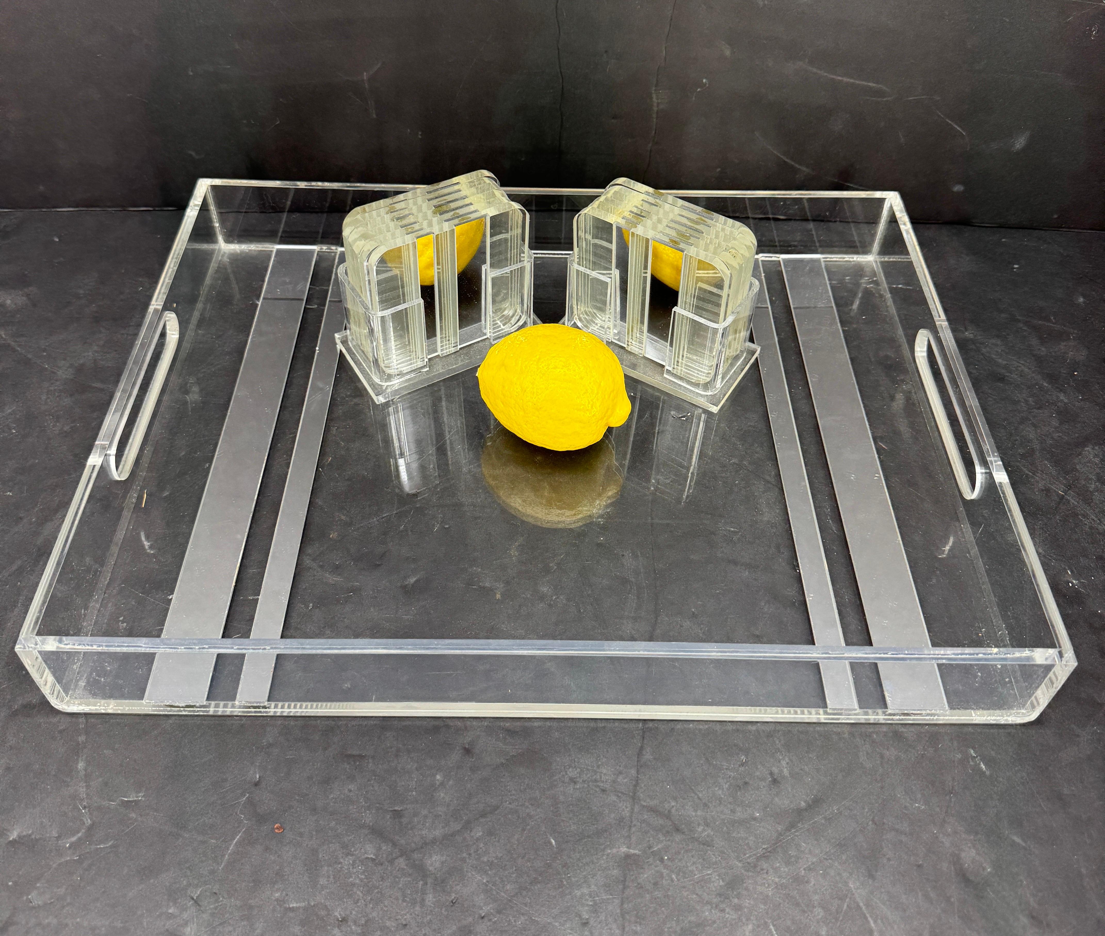 Set italien imbattable comprenant un plateau en lucite et des dessous de verre en lucite. Nous voyons ce plateau fonctionner dans un bar, avec des carafes en verre et des bouteilles de liqueur sur le dessus. Il conviendrait certainement à une maison