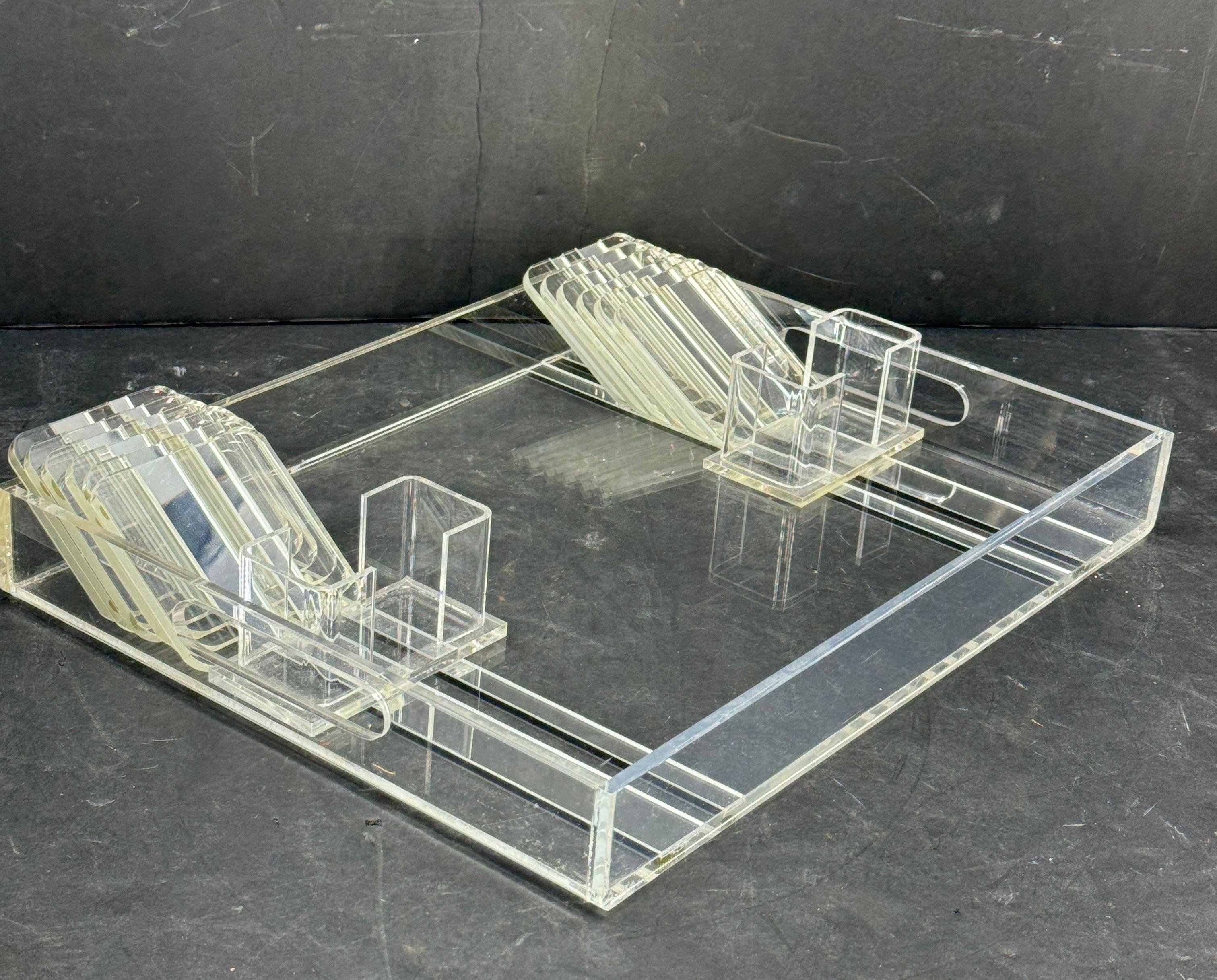 Plateau en Lucite et miroir, 8 sous-verres, Italie Bon état - En vente à Haddonfield, NJ