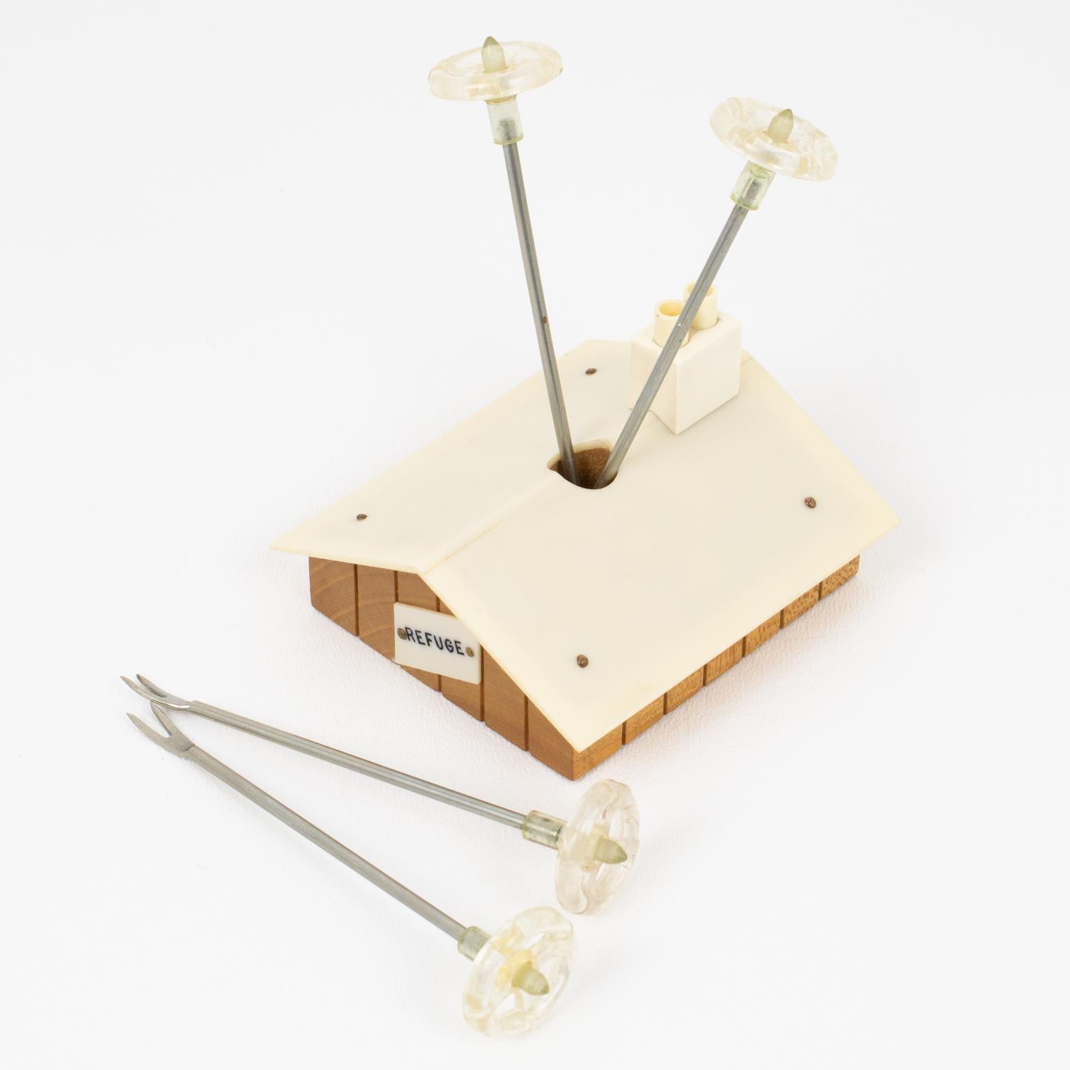 Metà XX secolo Picks da cocktail di metà secolo in lucite e Wood, anni '50 in vendita