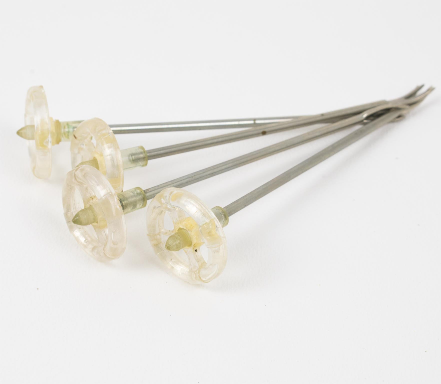 Picks da cocktail di metà secolo in lucite e Wood, anni '50 in vendita 2