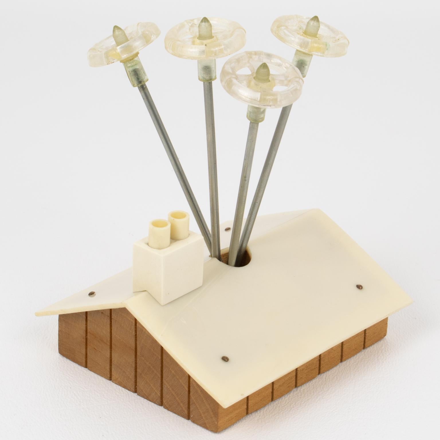 Mid-Century Modern Pics à cocktail en Lucite et Wood Chalet in the Alps du milieu du siècle, vers 1950 en vente
