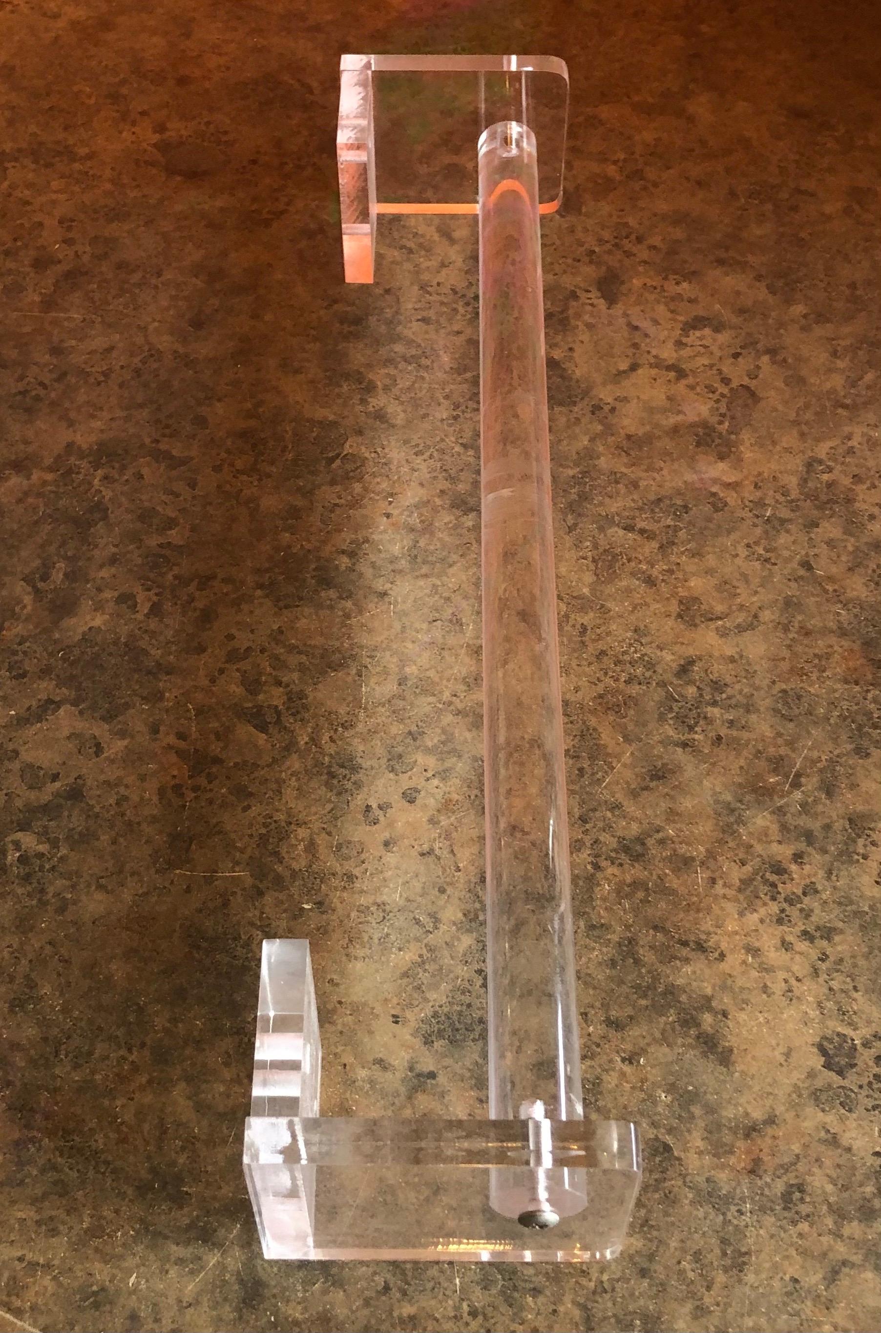 Set da bagno in lucite del Medioevo, portasciugamani e porta carta igienica In condizioni buone in vendita a San Diego, CA
