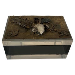 Lucite-Kasten aus der Mitte des Jahrhunderts mit Messing- und Bulova-Uhrdetails, signiert, um 1972